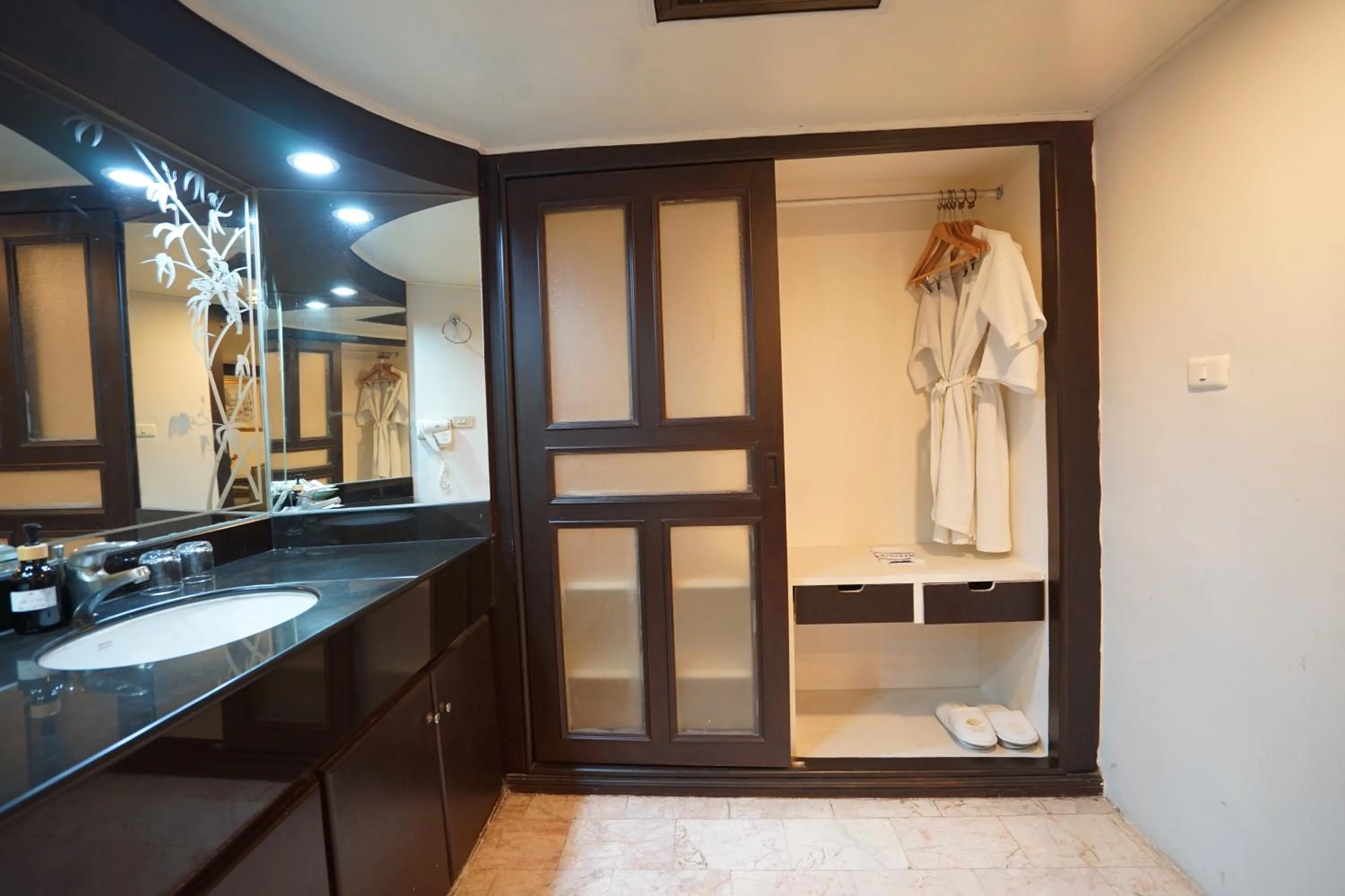 Bathroom in King Park Avenue Hotel Bangkok