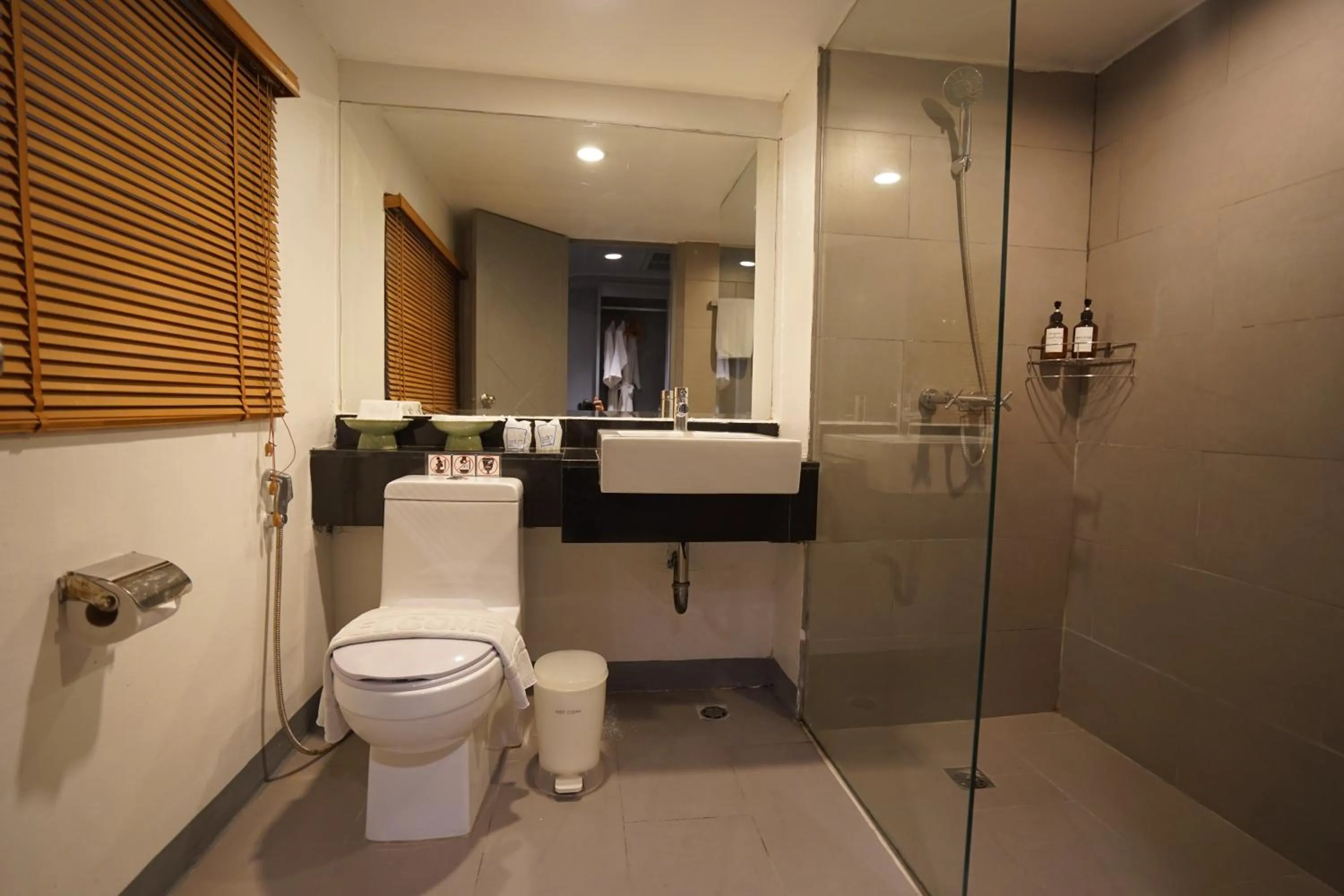 Toilet in King Park Avenue Hotel Bangkok