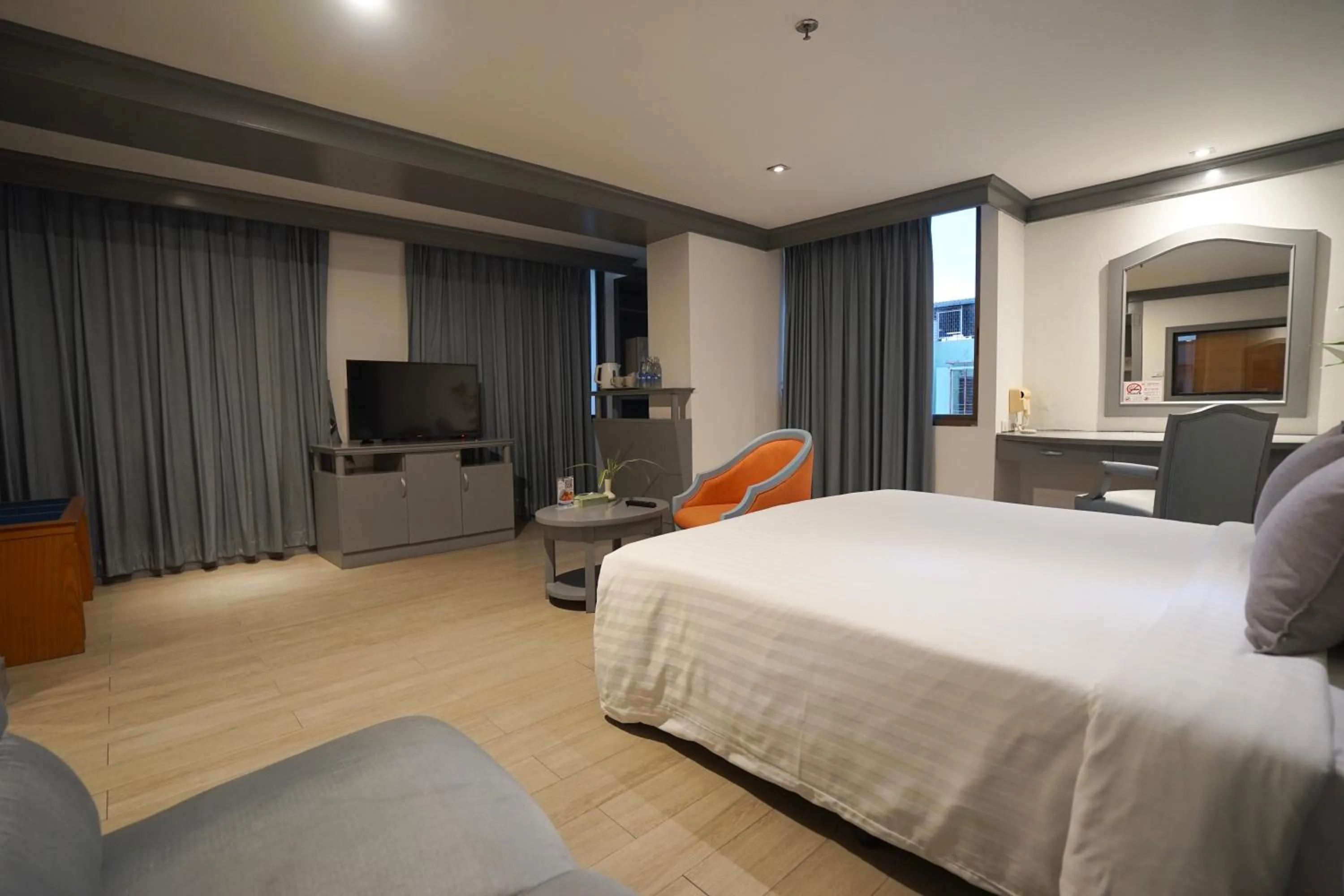 Photo of the whole room, Bed in King Park Avenue Hotel Bangkok