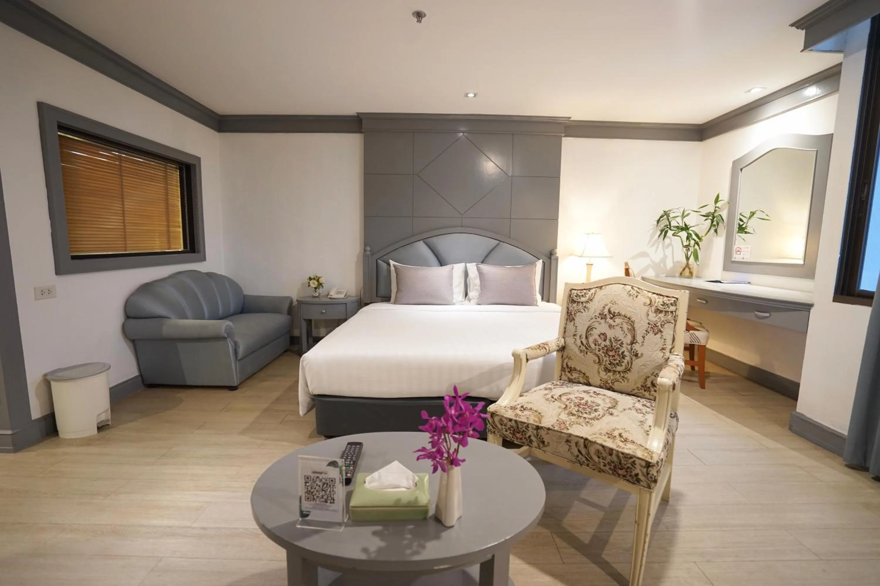 Photo of the whole room, Bed in King Park Avenue Hotel Bangkok