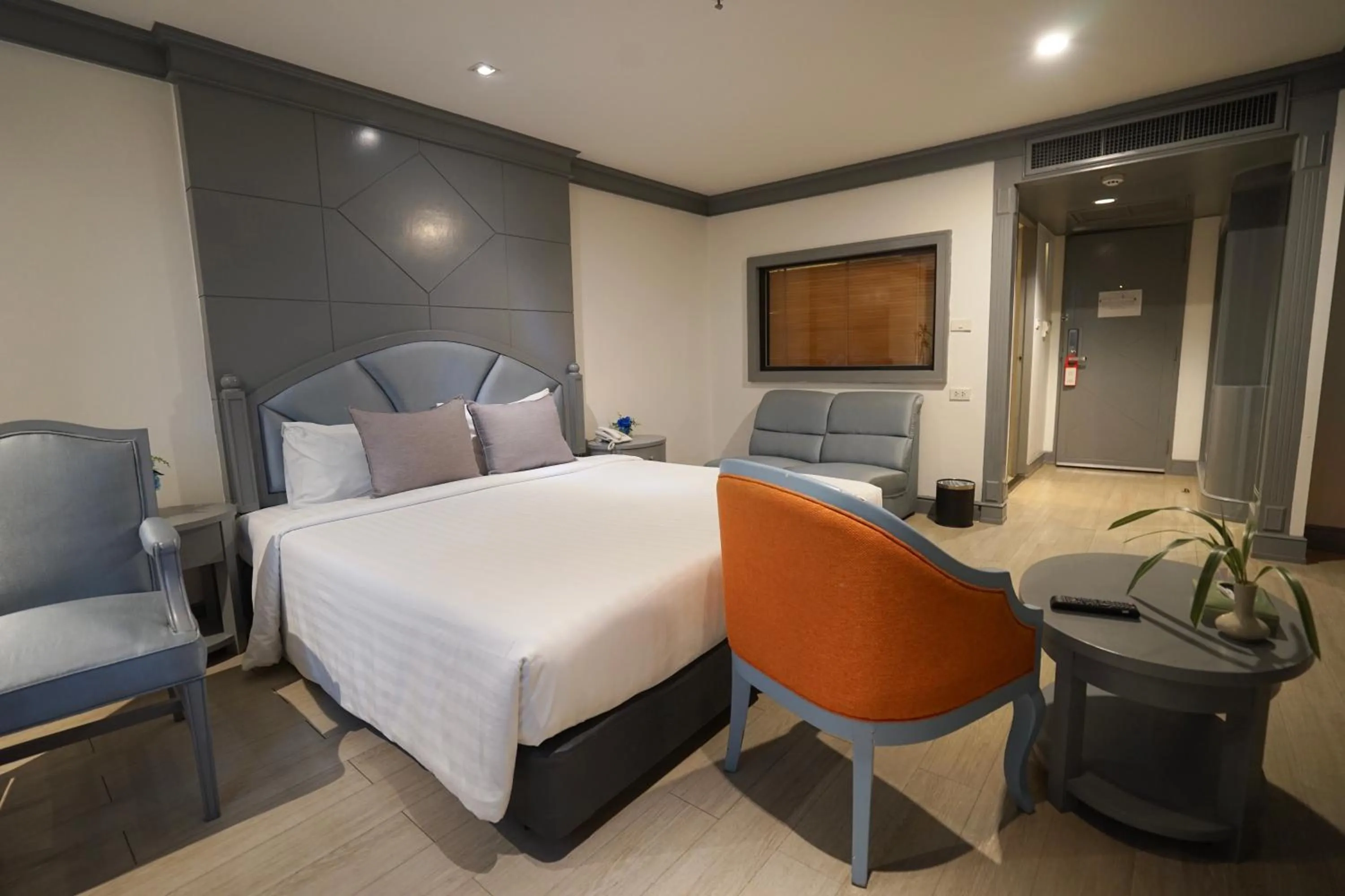 Photo of the whole room, Bed in King Park Avenue Hotel Bangkok