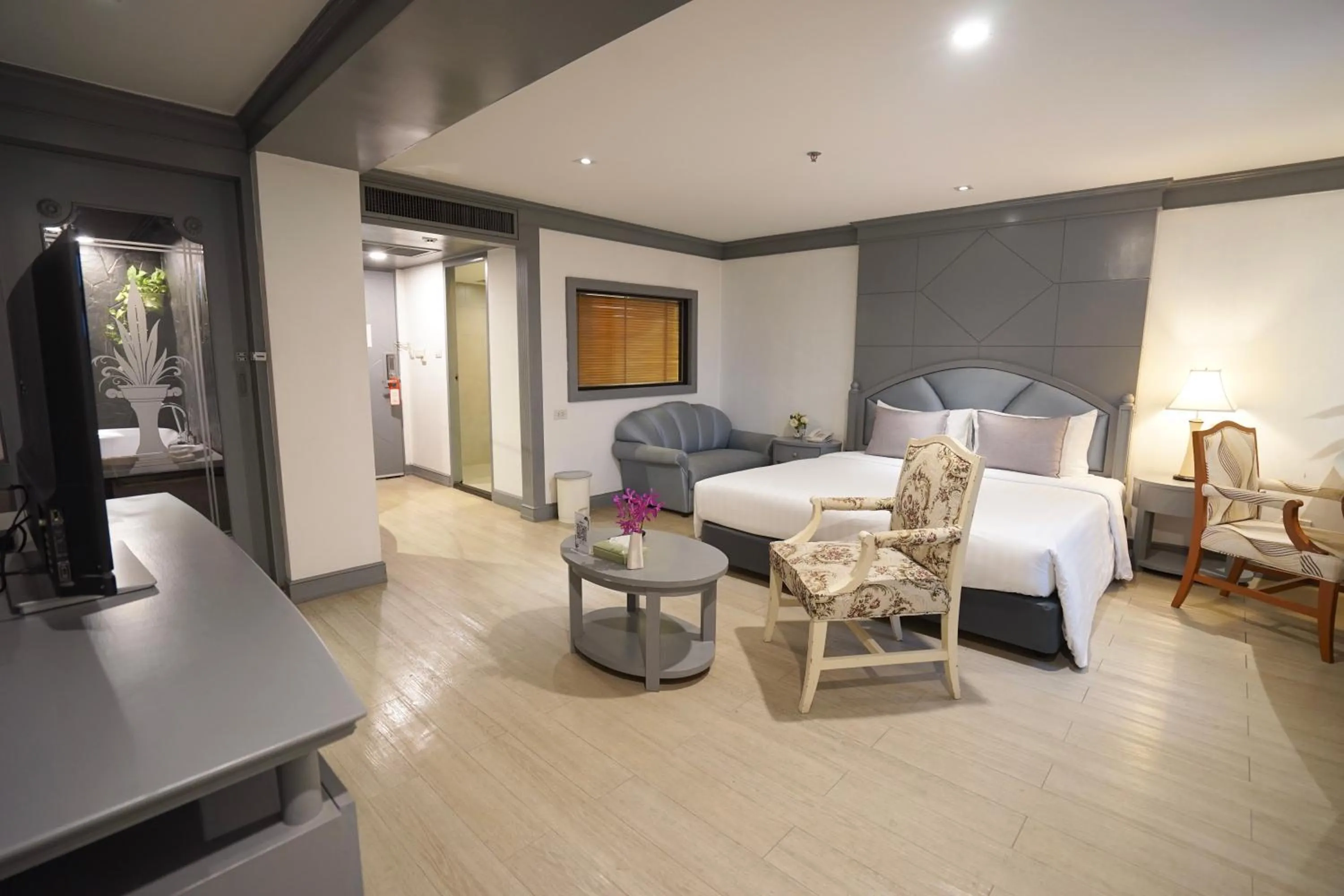 Photo of the whole room, Bed in King Park Avenue Hotel Bangkok