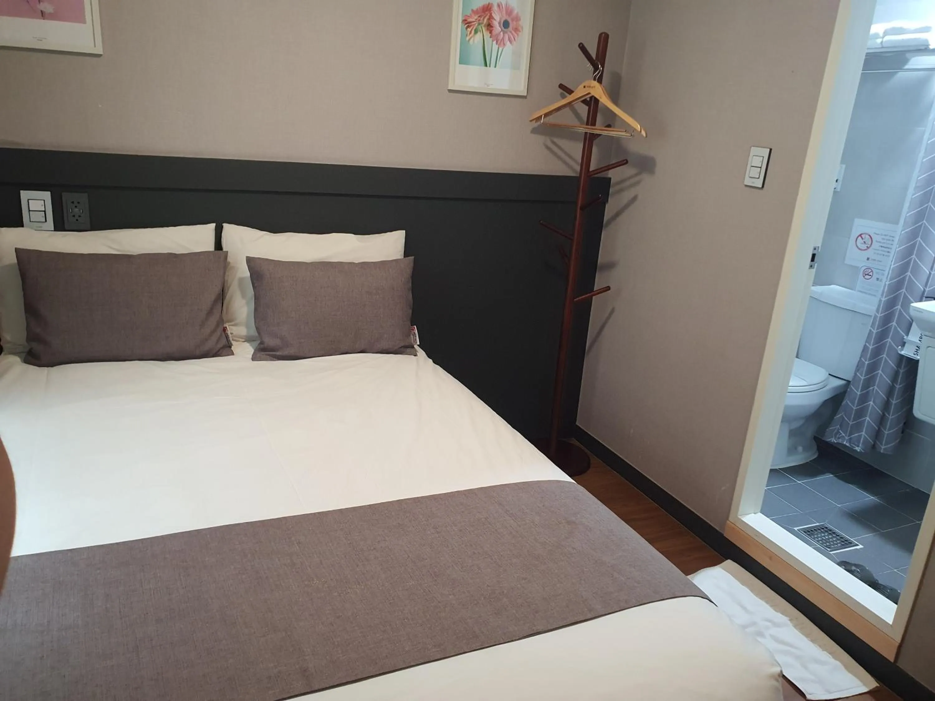 Bedroom, Bed in Ehwa In Myeongdong