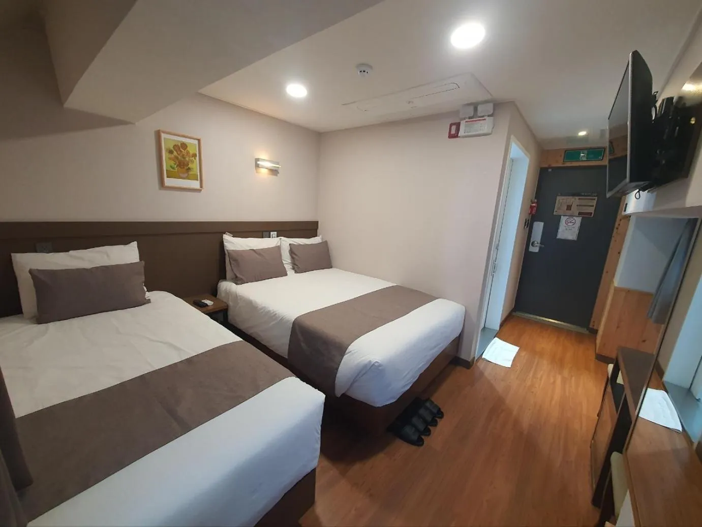 Bedroom, Bed in Ehwa In Myeongdong