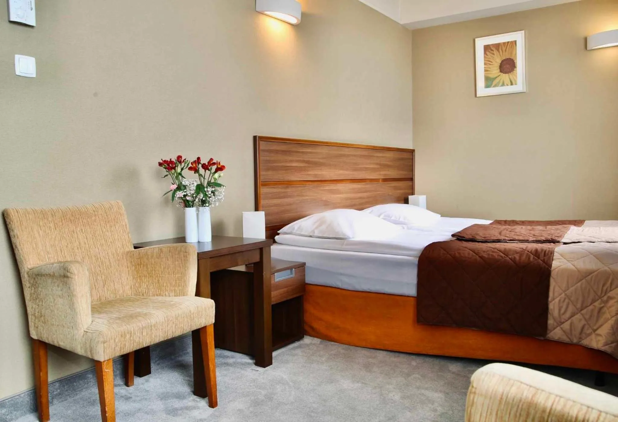 Property building, Bed in Hotel Tęczowy Młyn