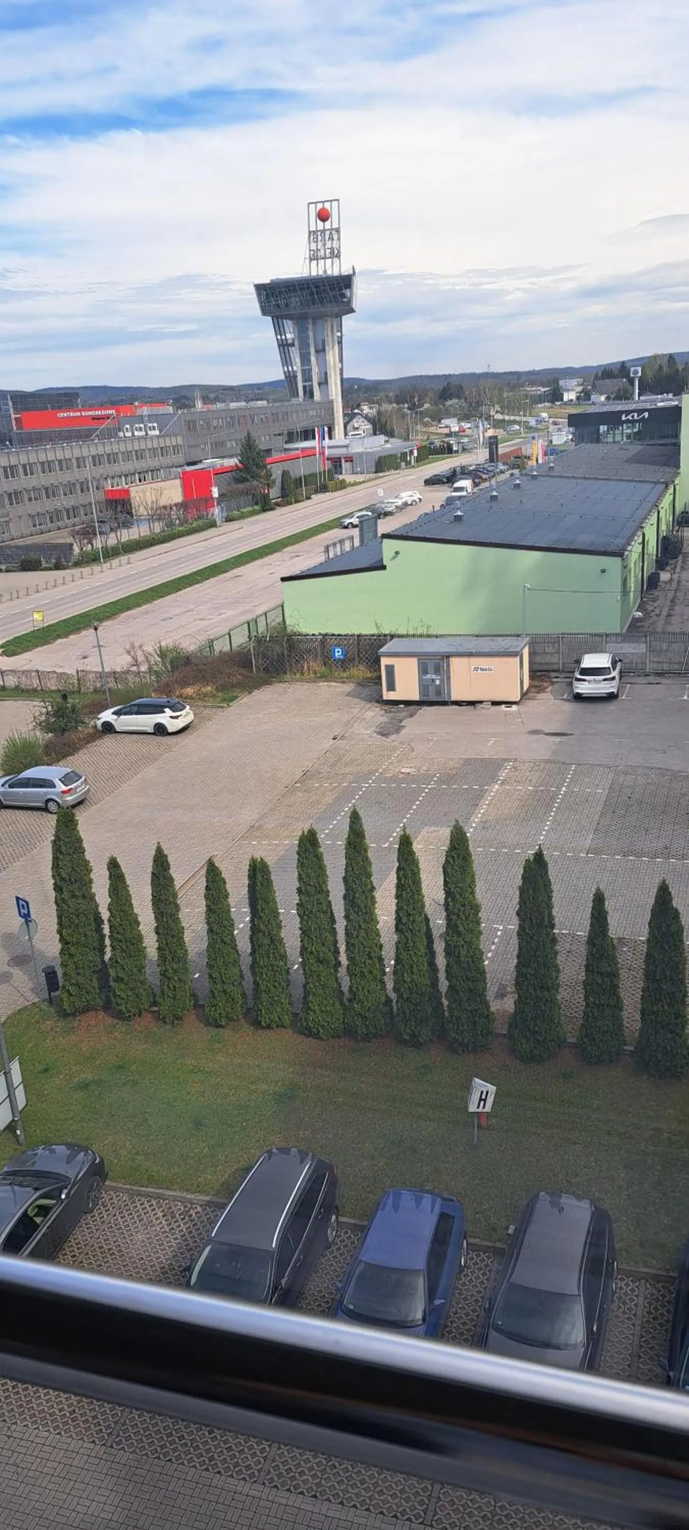 Parking in Hotel Tęczowy Młyn