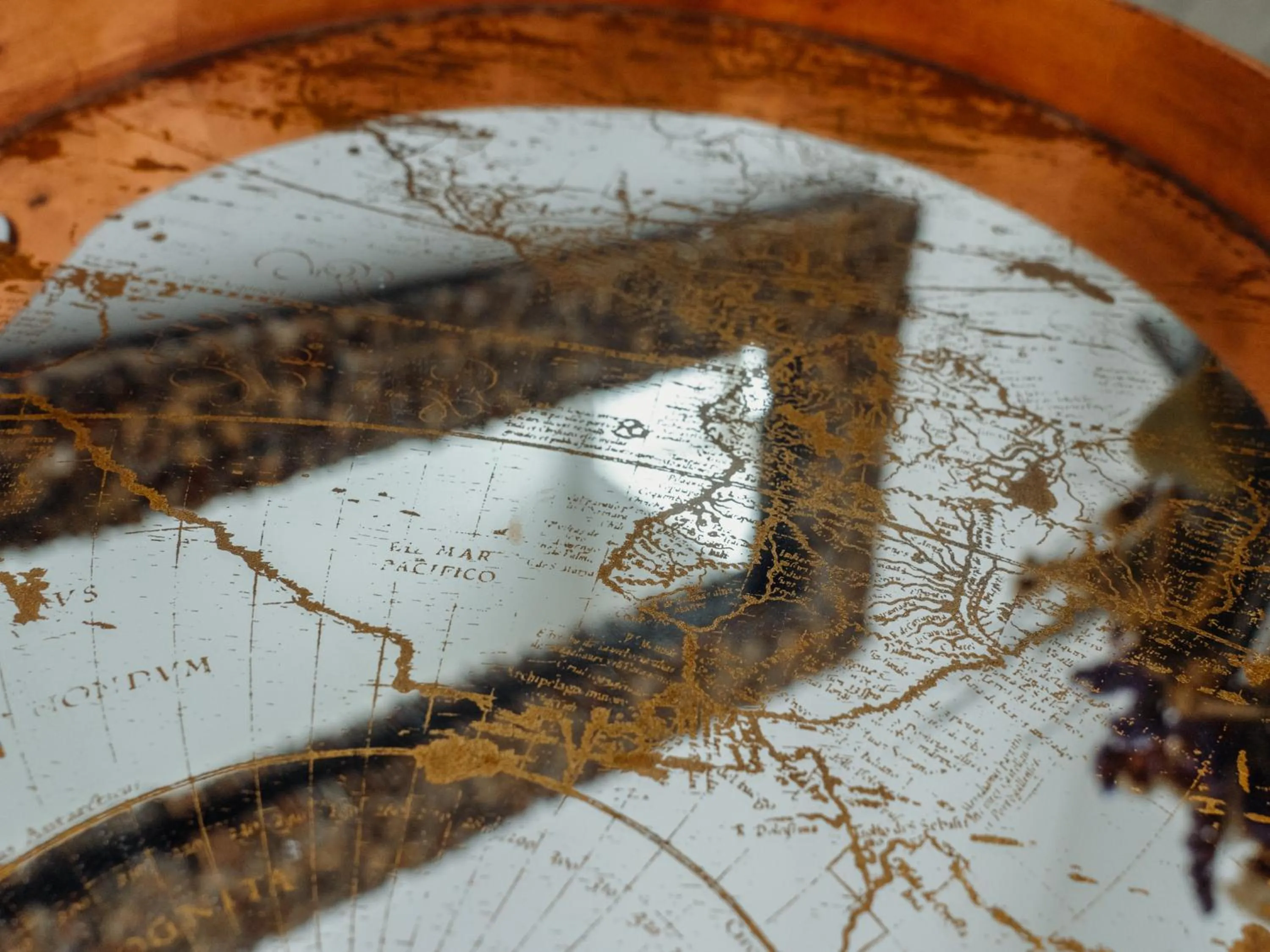 Decorative detail in Lo Specchio dei Papiri