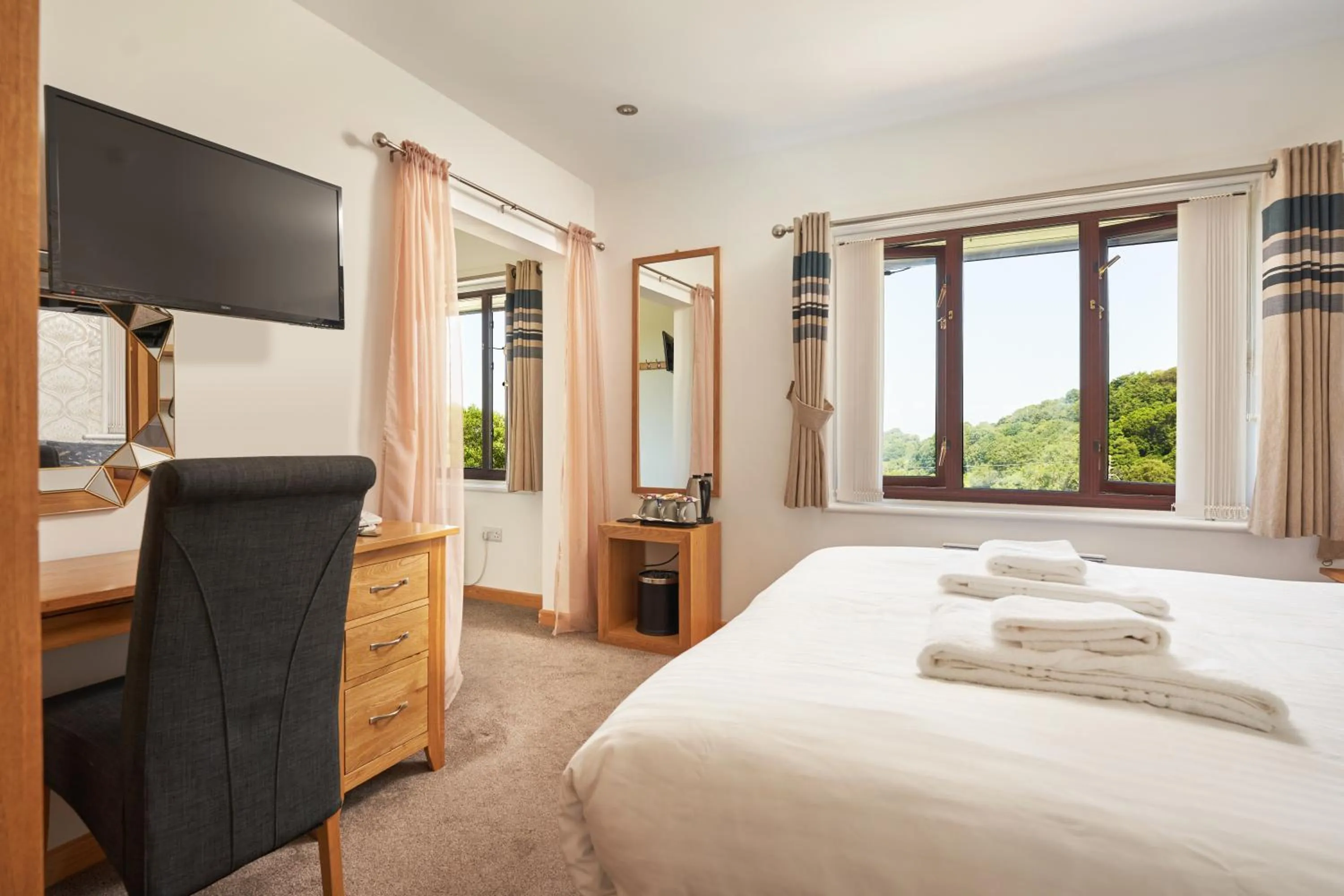 Bedroom, Bed in The Windmill Inn