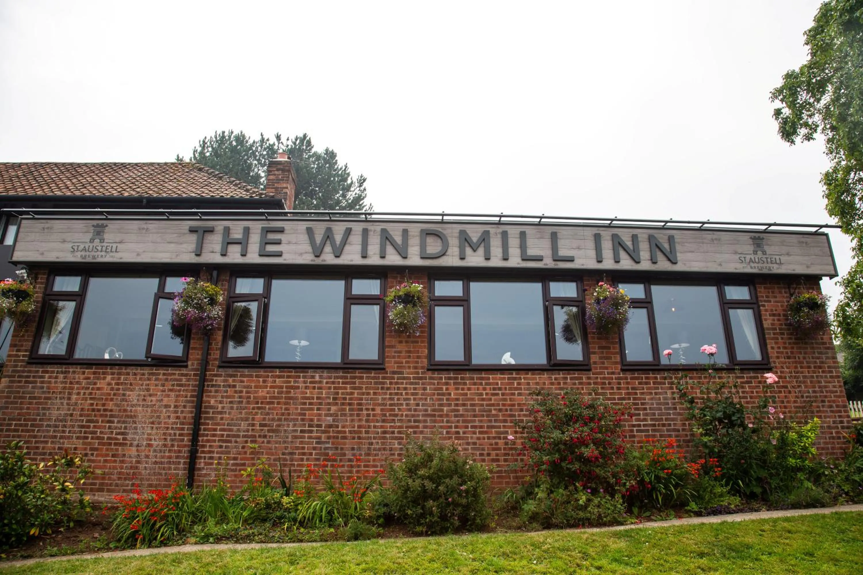 Logo/Certificate/Sign in The Windmill Inn