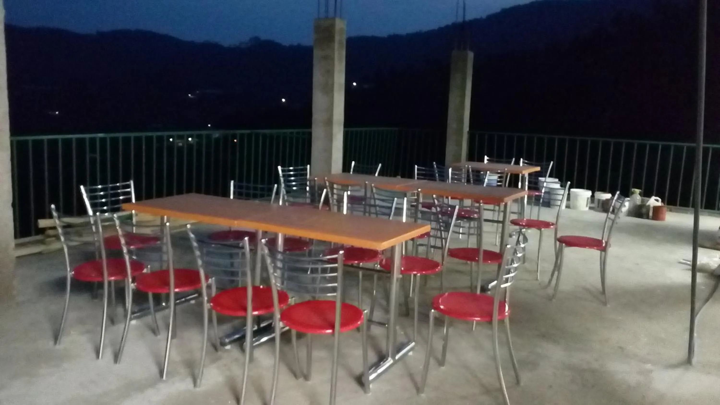 Restaurant/places to eat in Hotel Emerald Valley