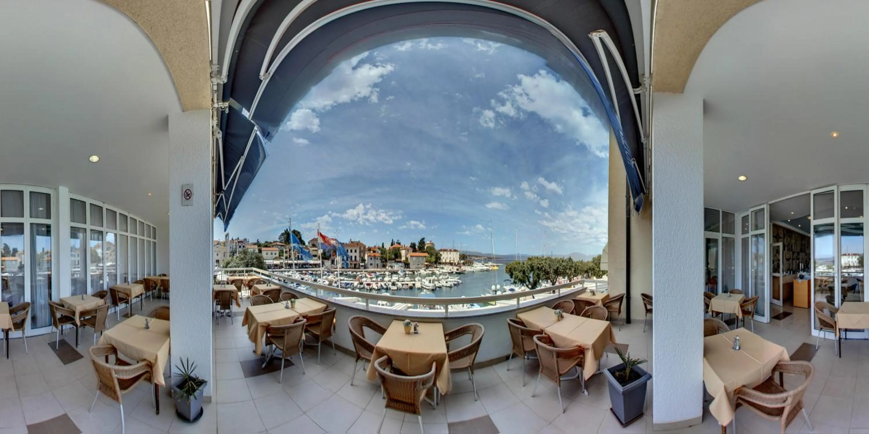 Restaurant/places to eat in Hotel Adria