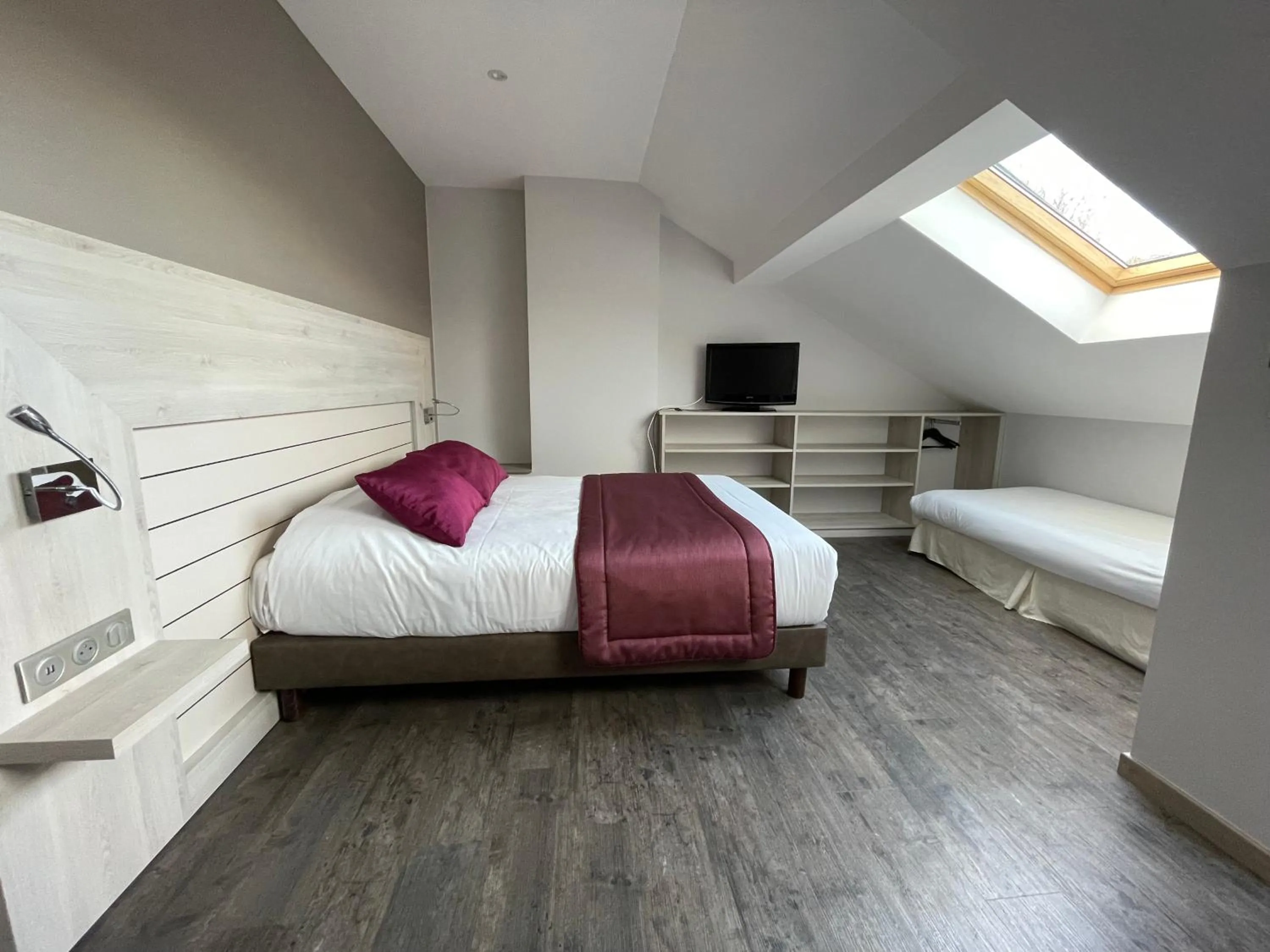 Photo of the whole room, Bed in La Tour D'ivoire