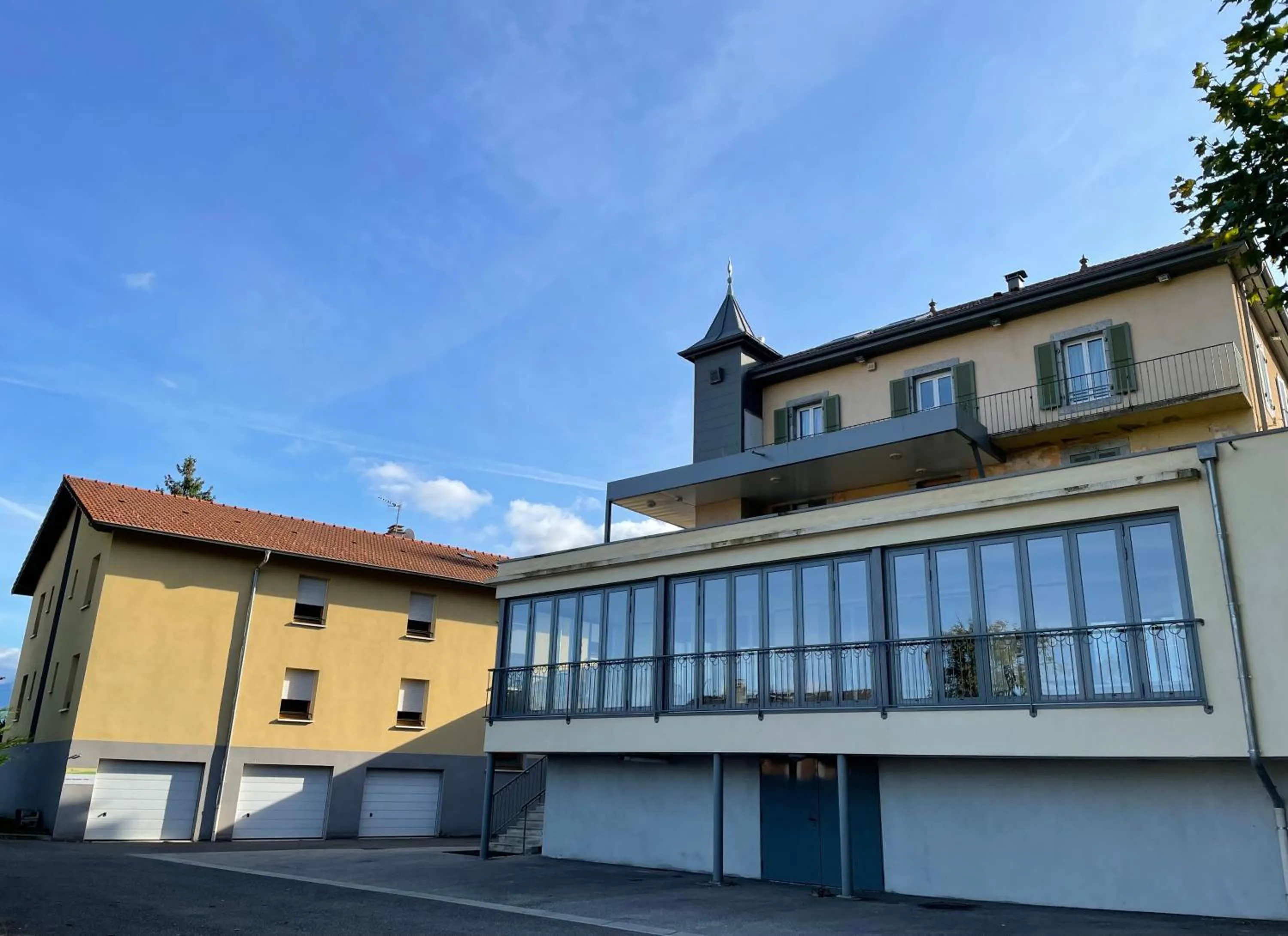 Property building in La Tour D'ivoire