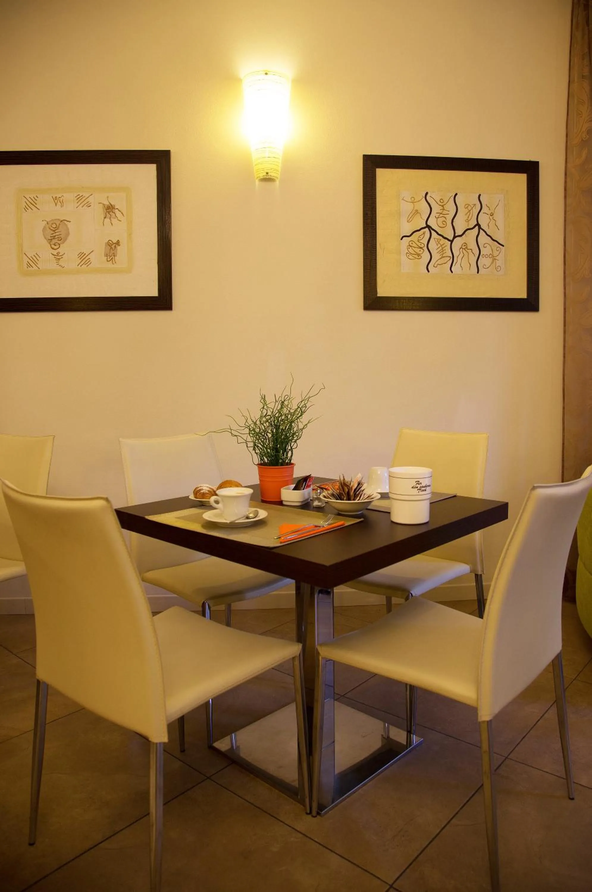 Restaurant/places to eat in Hotel Alibi