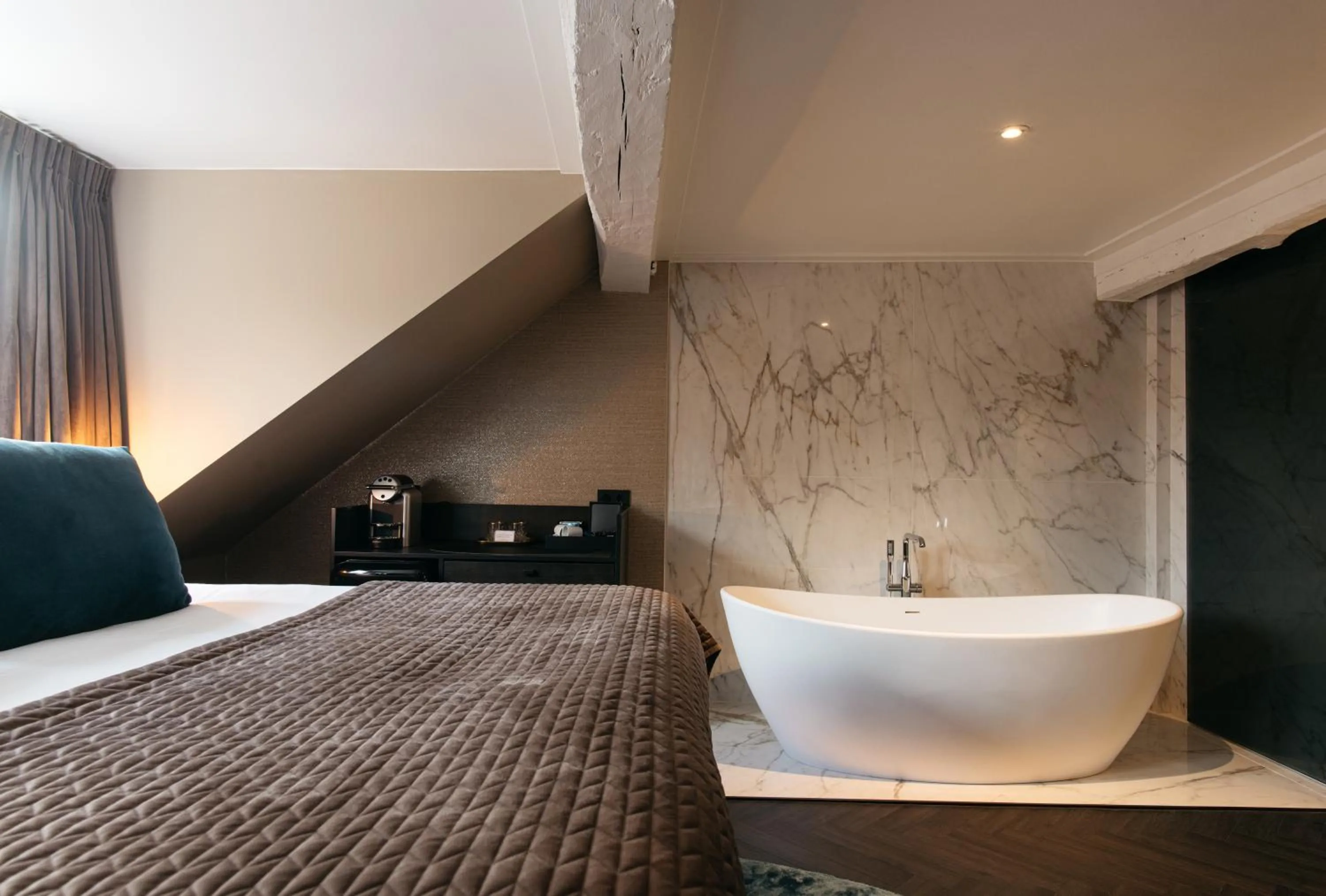 Bathroom, Bed in Hotel Britannique