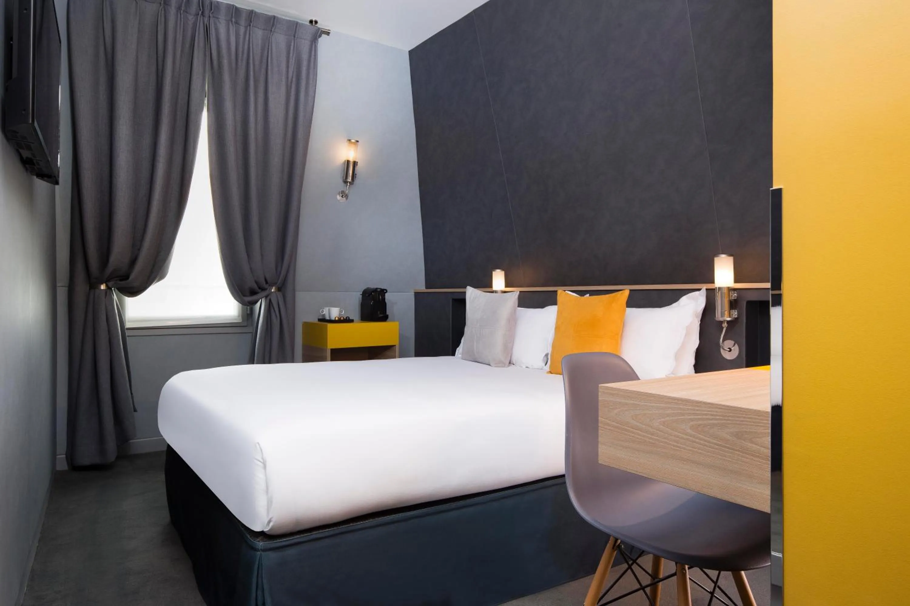 Bedroom, Bed in ibis Styles Bourg La Reine