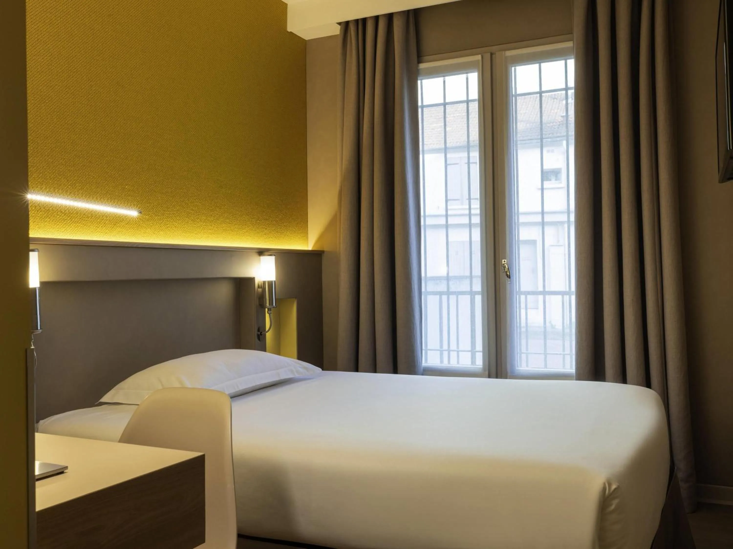 Bedroom, Bed in ibis Styles Bourg La Reine