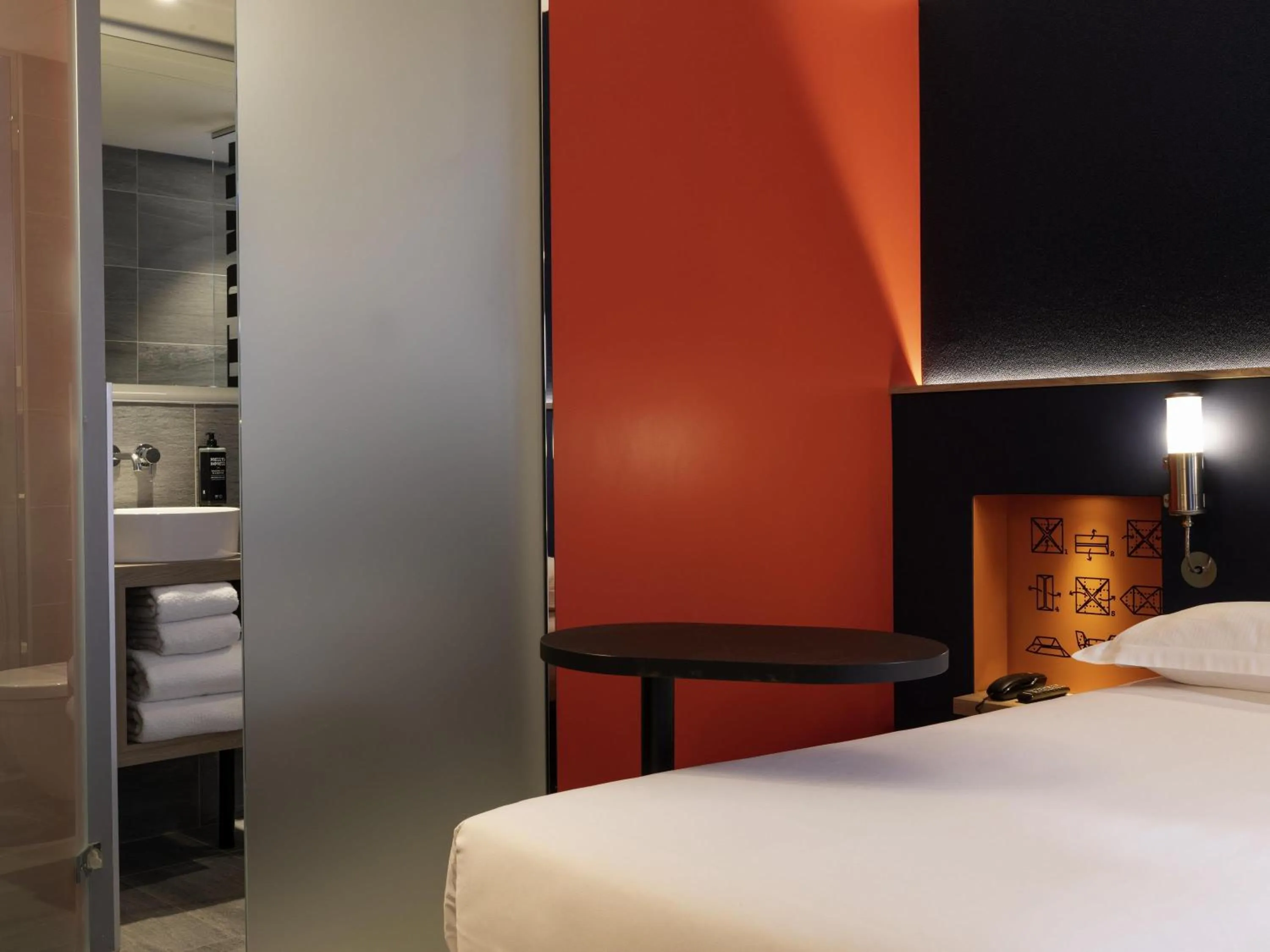 Bedroom, Bed in ibis Styles Bourg La Reine
