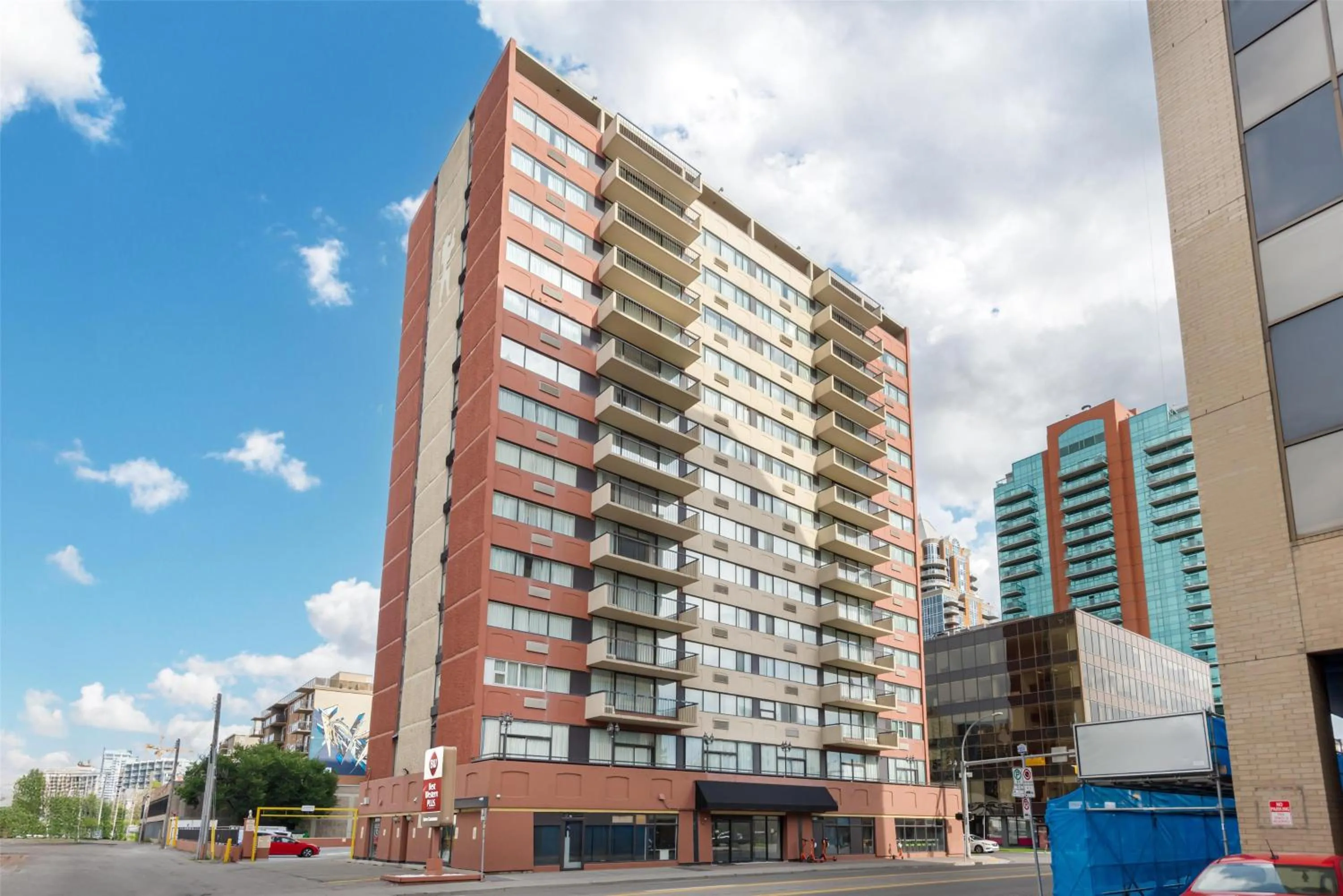 Property building in Best Western Plus Suites Downtown Calgary