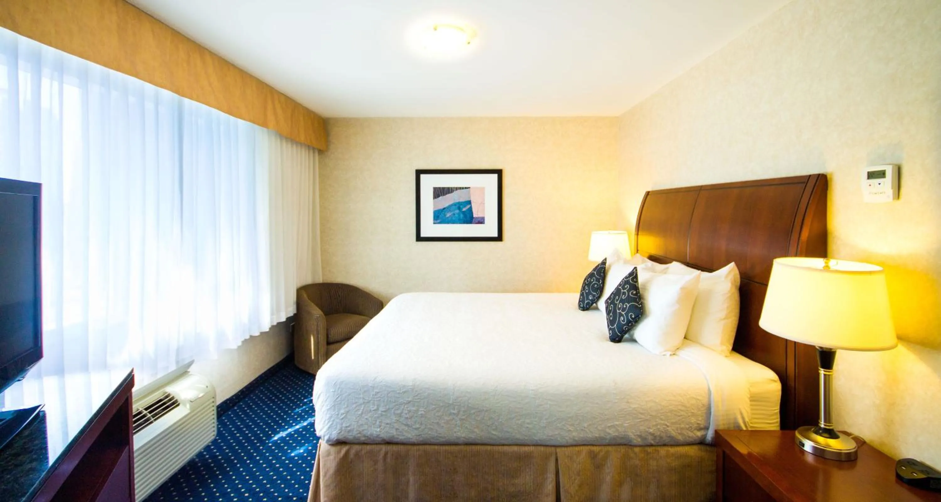 Toilet, Bed in Best Western Plus Suites Downtown Calgary