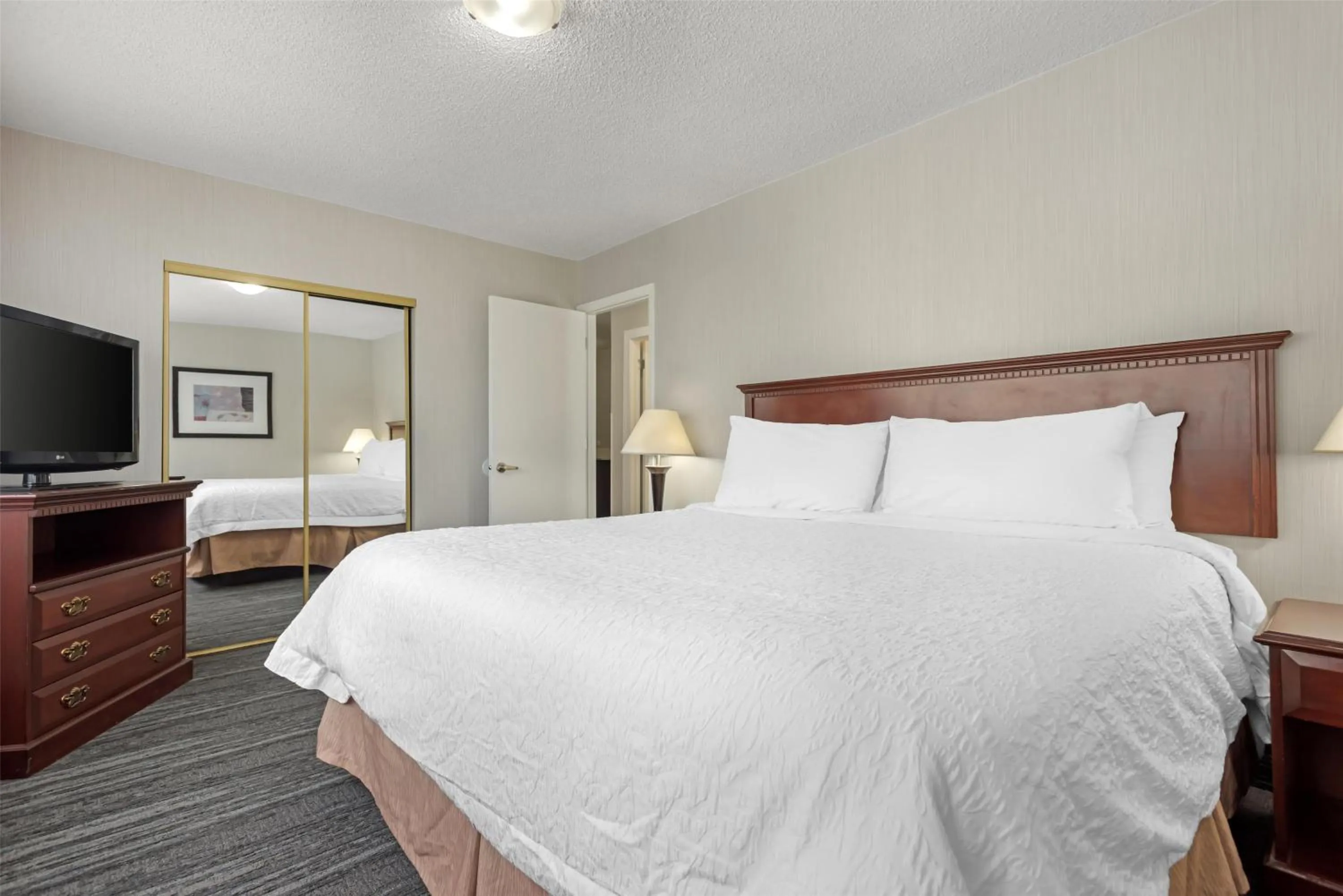Bedroom, Bed in Best Western Plus Suites Downtown Calgary