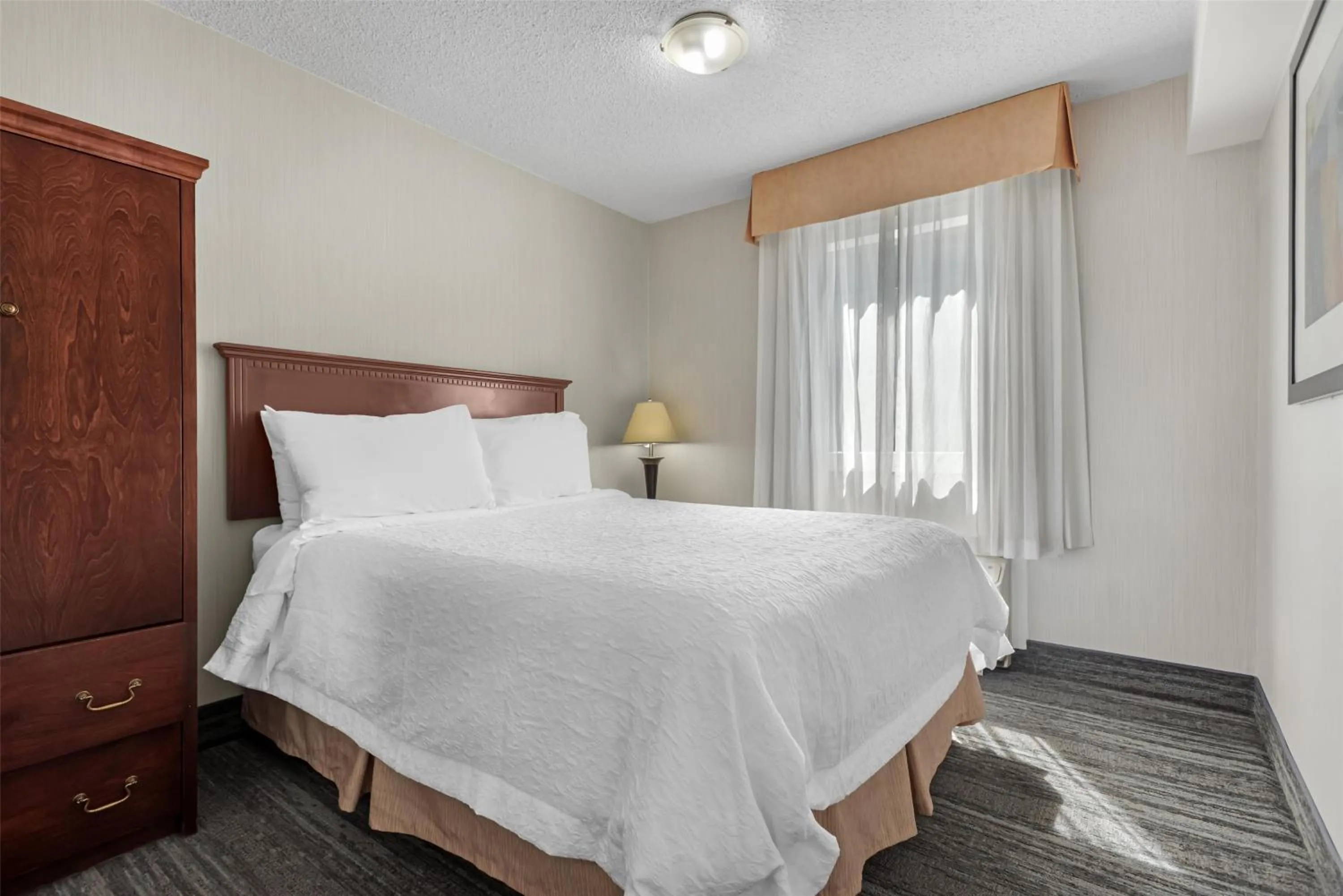 Bedroom, Bed in Best Western Plus Suites Downtown Calgary