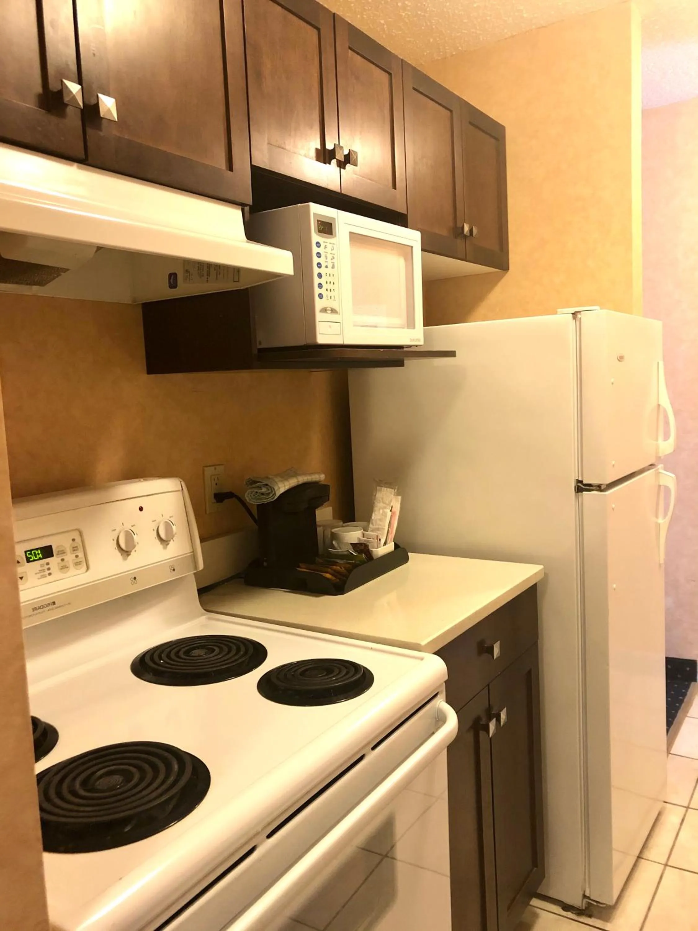 Kitchen or kitchenette in Best Western Plus Suites Downtown Calgary