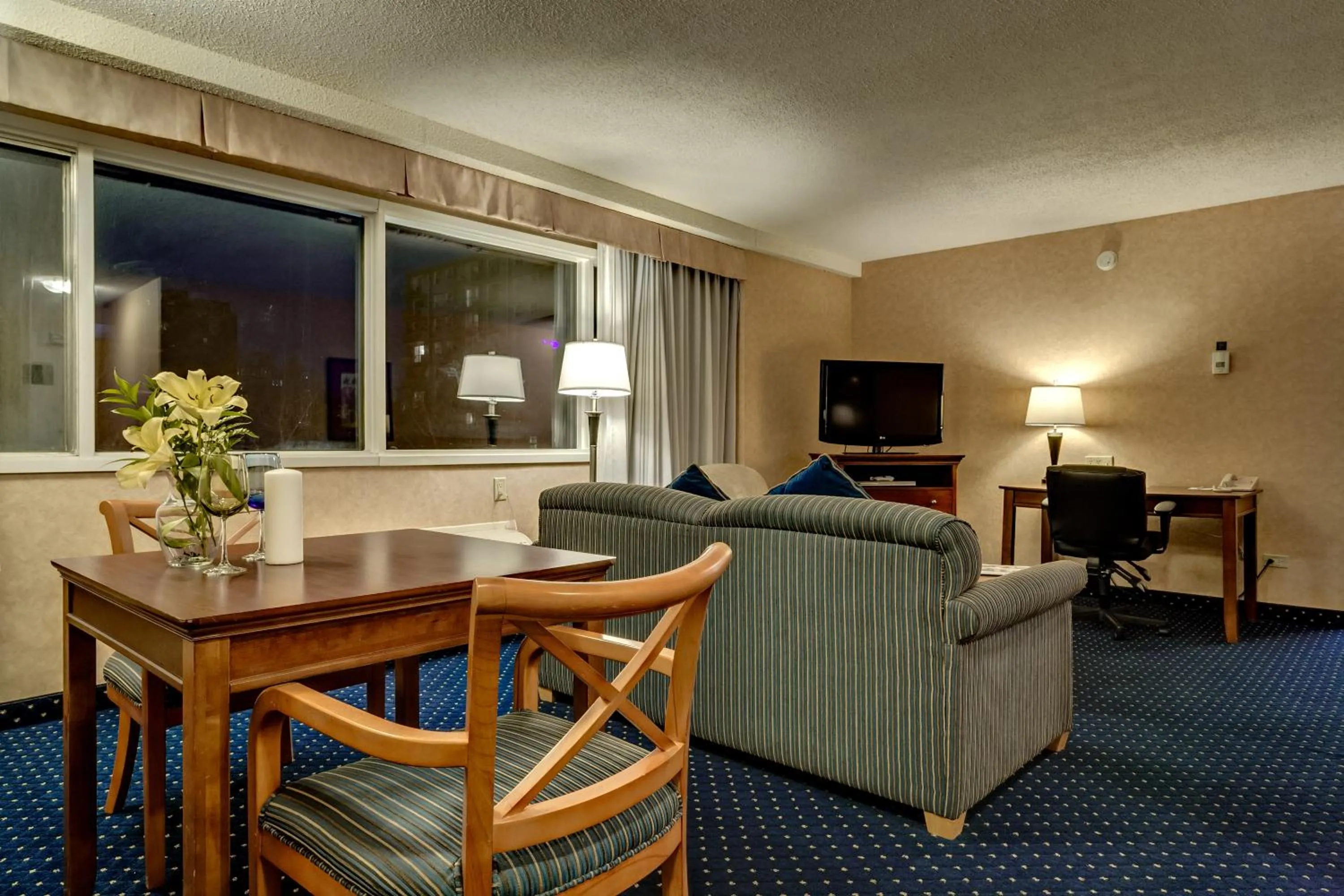 Living room in Best Western Plus Suites Downtown Calgary