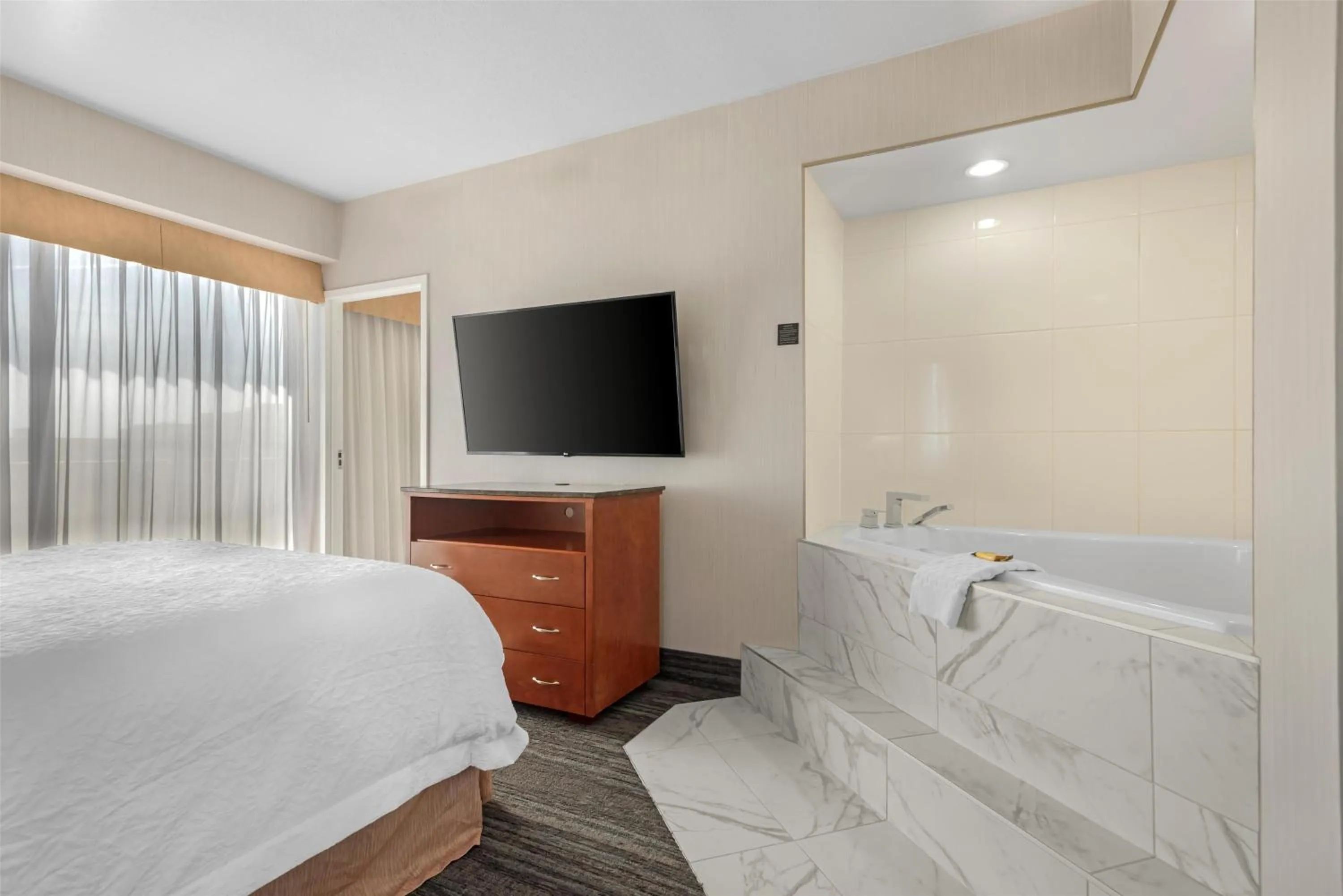 Bedroom, Bed in Best Western Plus Suites Downtown Calgary