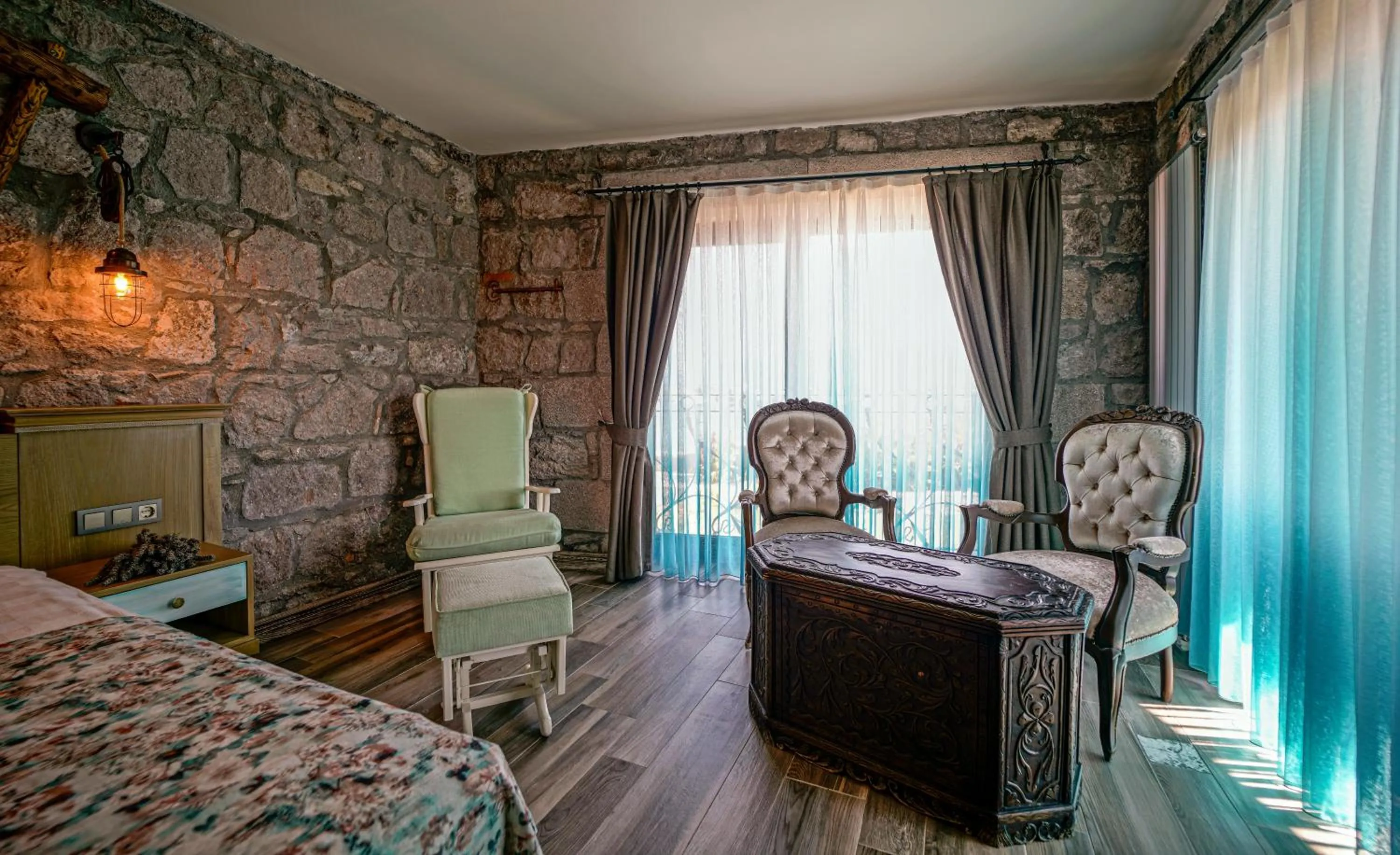 Photo of the whole room, Bed in Assos Zeyti̇n Han Special Class Hotel Adults only 12