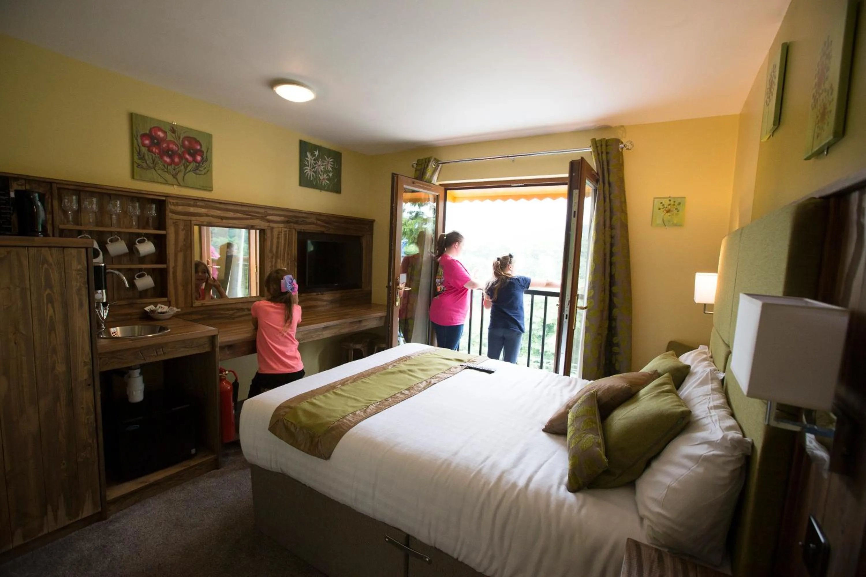 Photo of the whole room, Bed in Explorers Retreat Matlock Bath