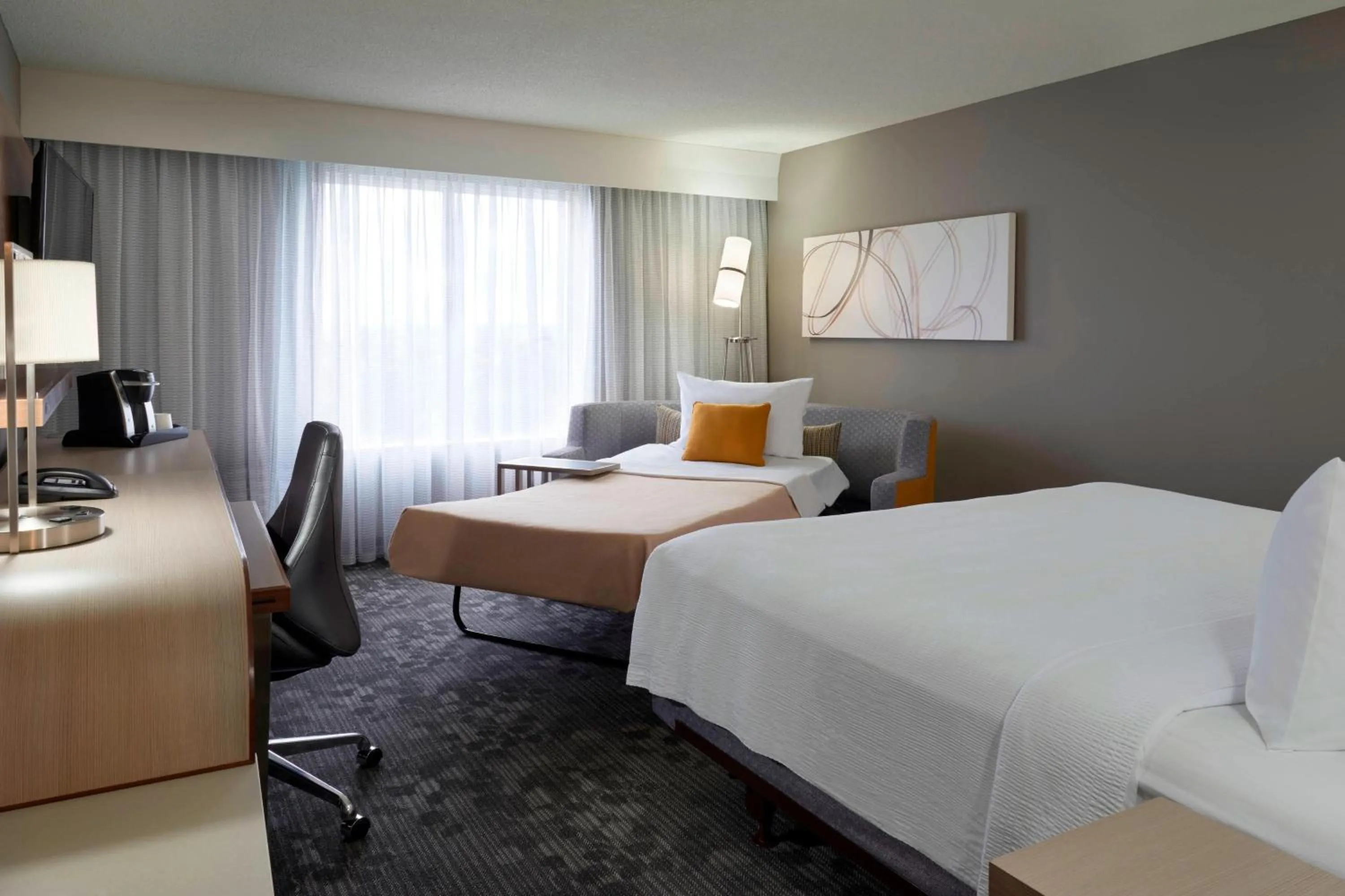 Photo of the whole room, Bed in Courtyard by Marriott Toronto Airport