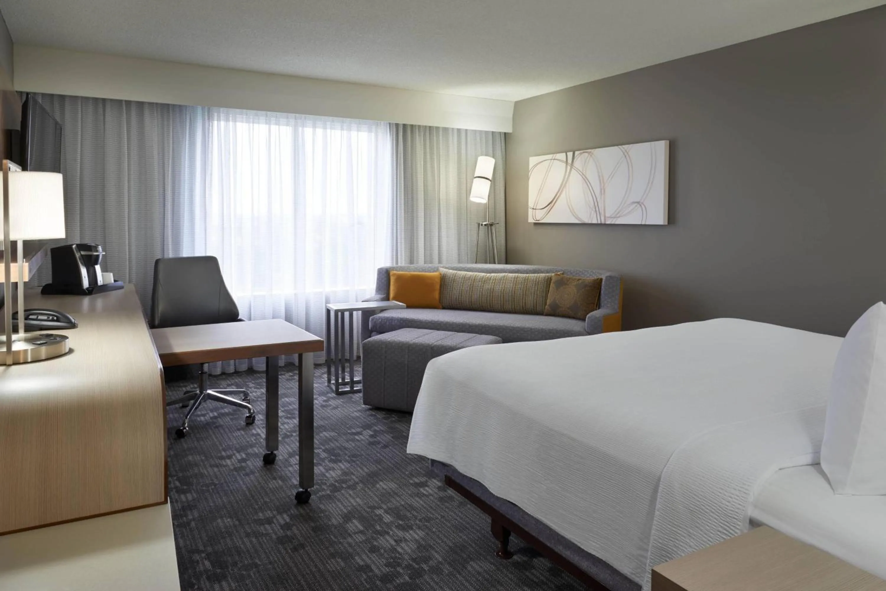 Photo of the whole room, Bed in Courtyard by Marriott Toronto Airport