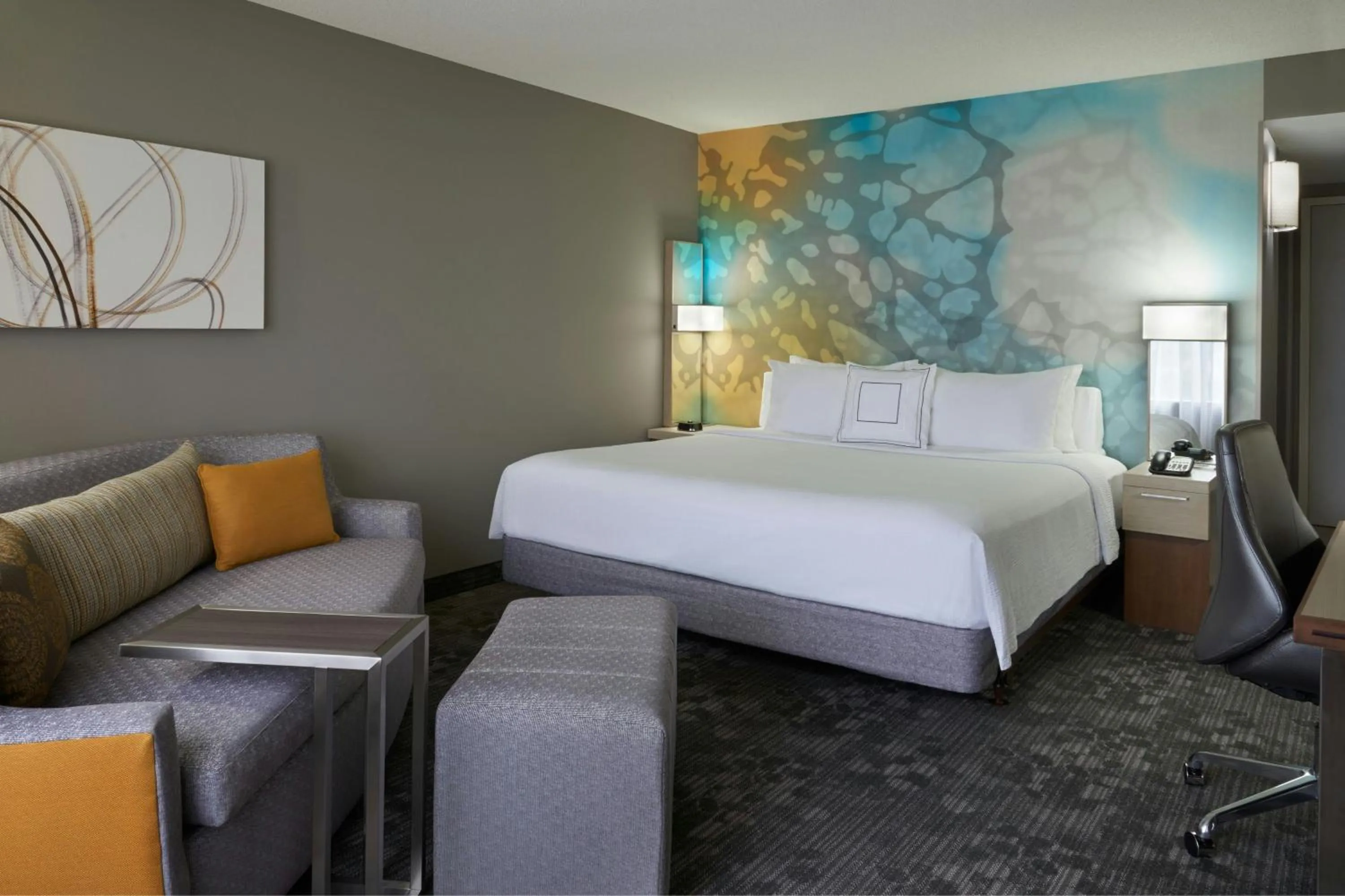 Bedroom, Bed in Courtyard by Marriott Toronto Airport