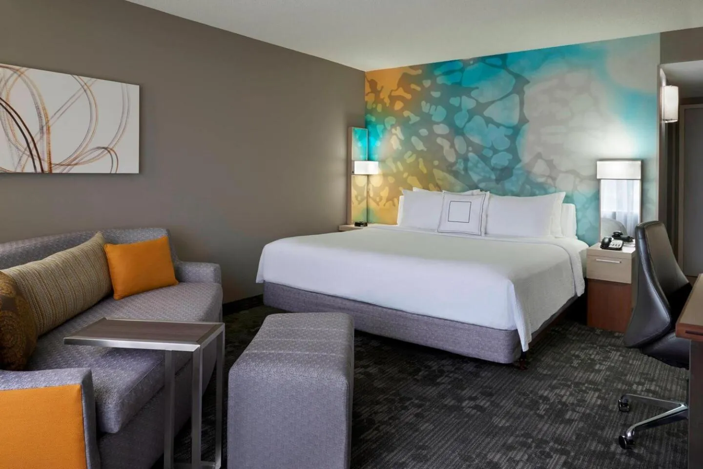 Bed in Courtyard by Marriott Toronto Airport