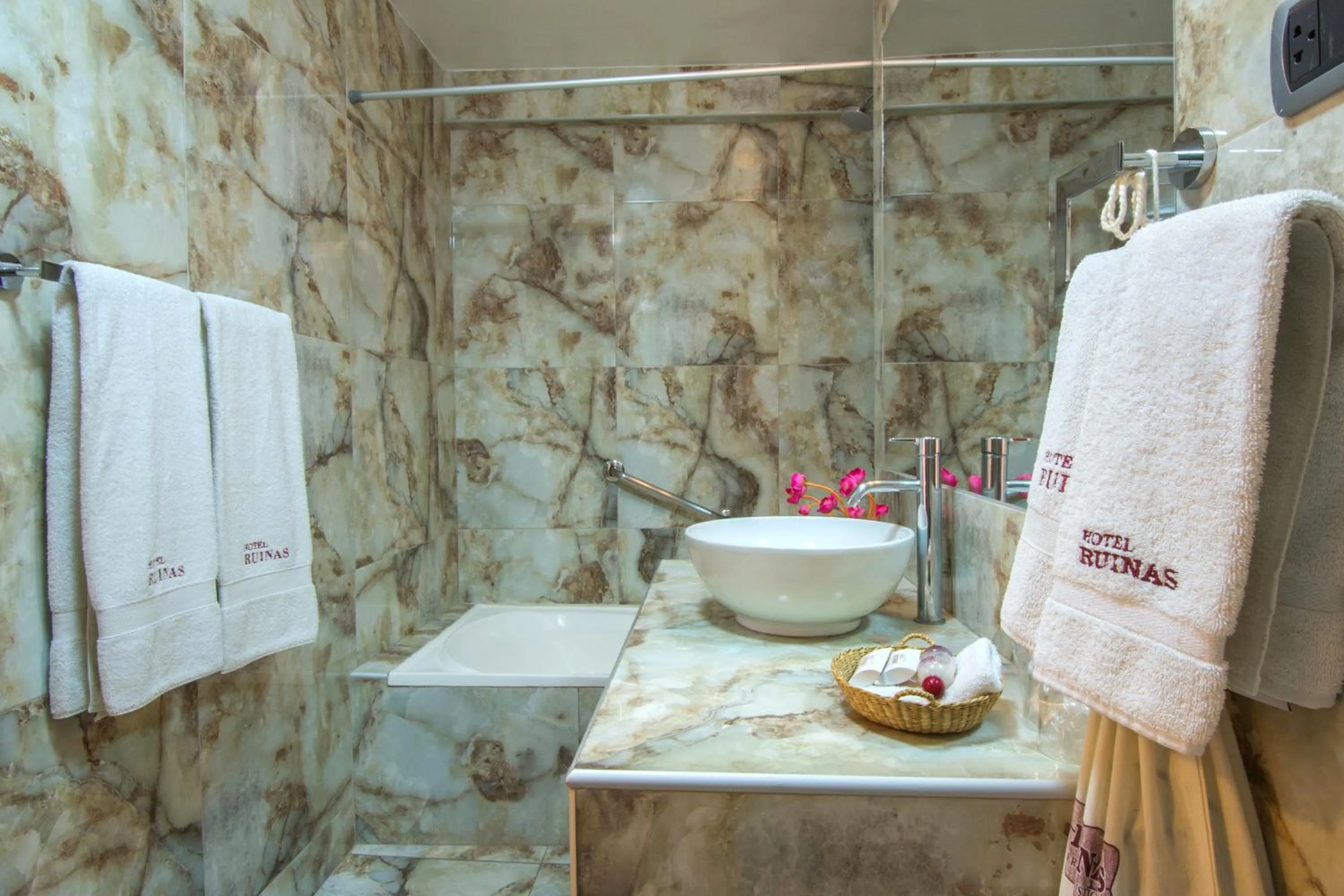 Shower in Hotel Ruinas