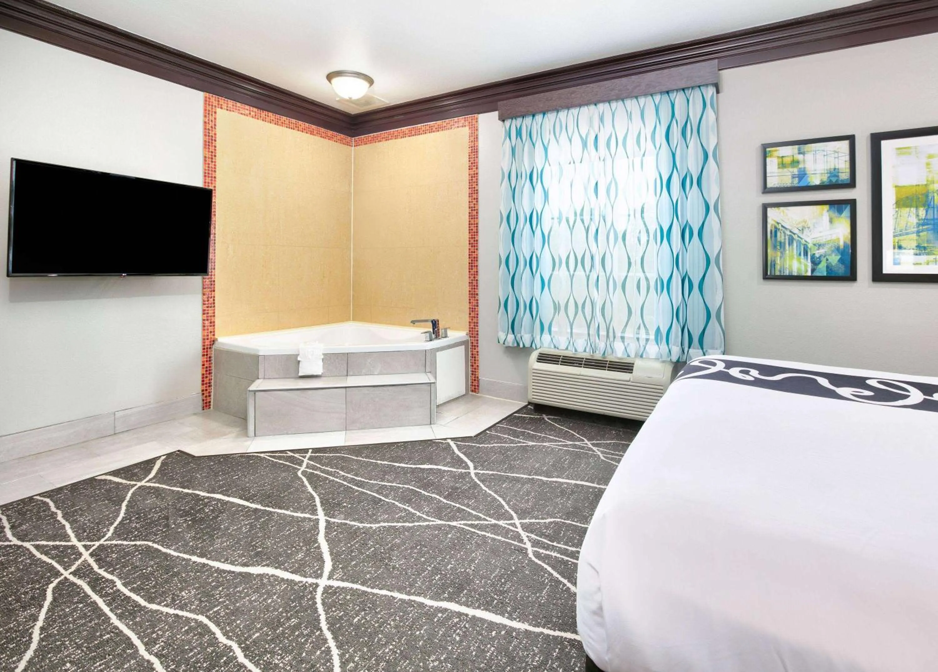 Hot Tub, Bed in La Quinta by Wyndham Little Rock - Bryant