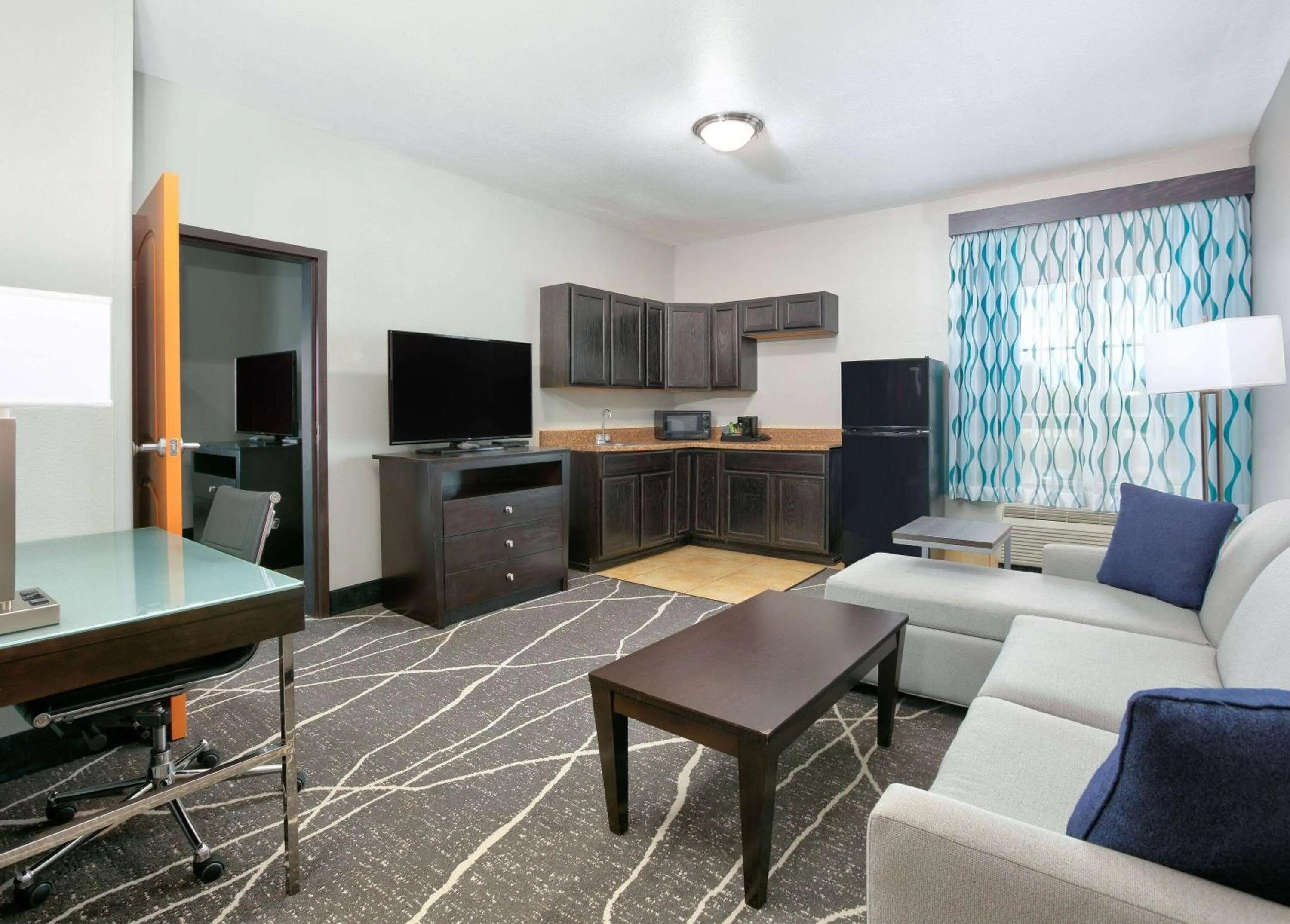 Kitchen or kitchenette in La Quinta by Wyndham Little Rock - Bryant