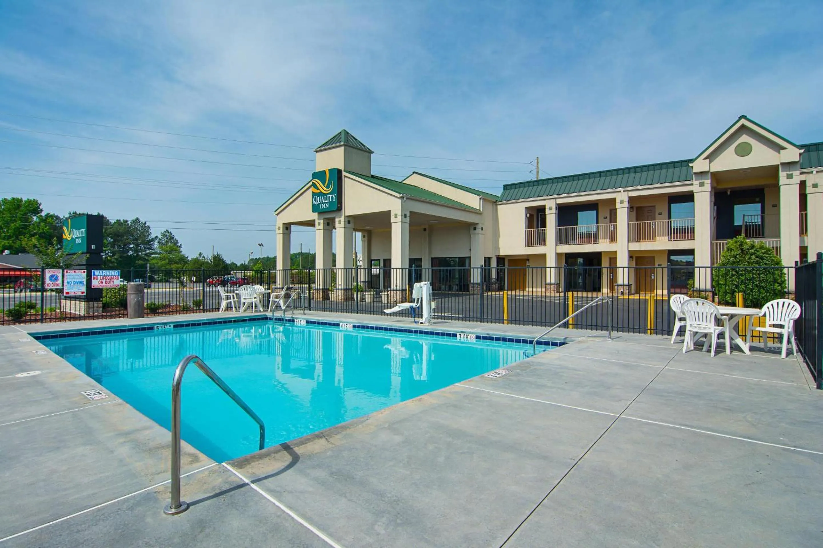 Swimming pool in Quality Inn Calhoun North I-75
