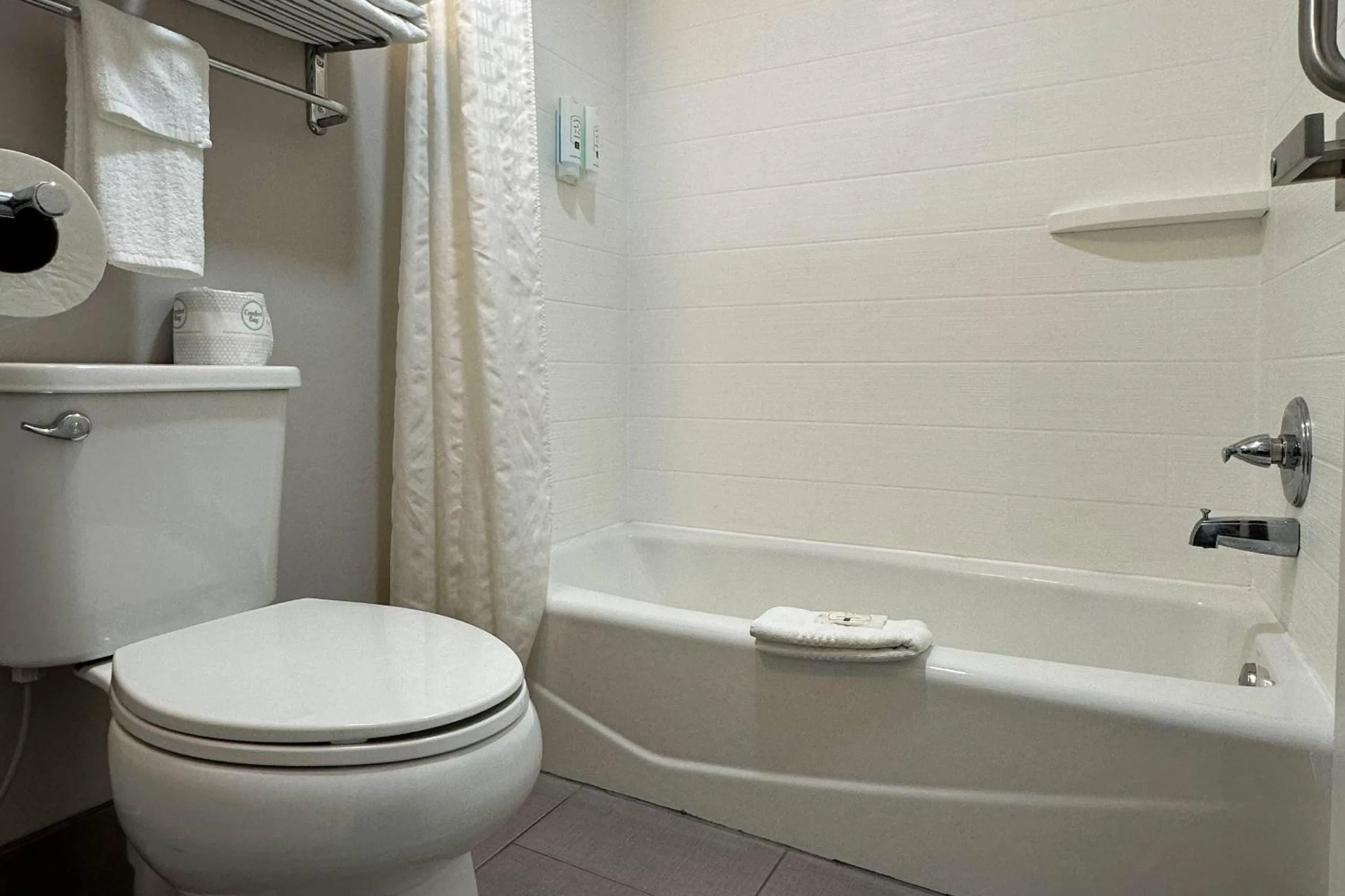 Bedroom in Quality Inn Calhoun North I-75