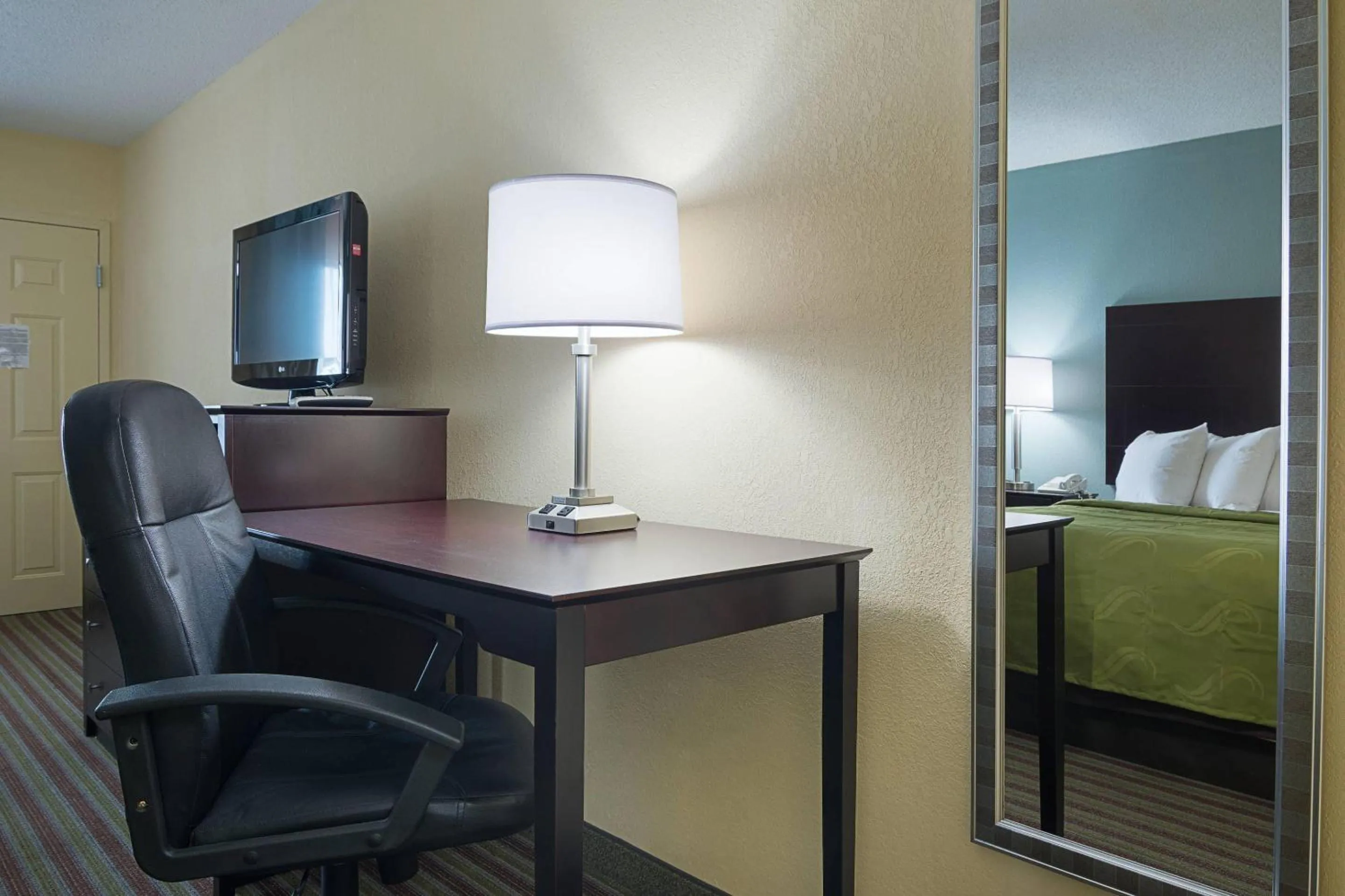 Bedroom, Bed in Quality Inn Calhoun North I-75