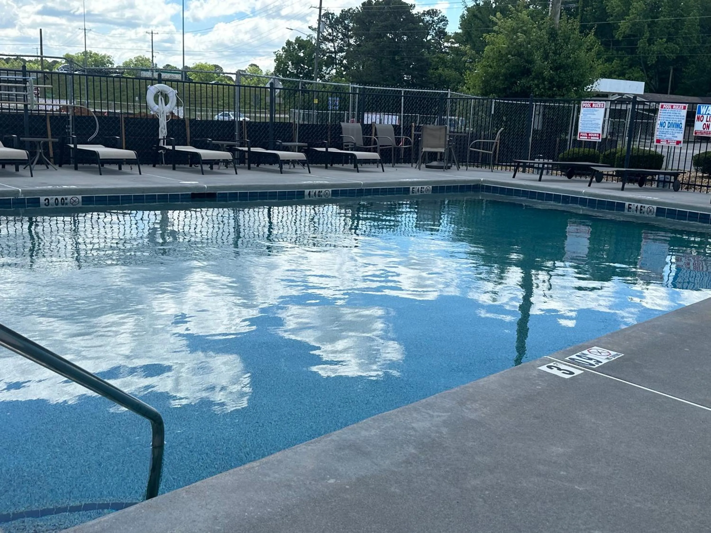 Swimming pool in Quality Inn Calhoun North I-75