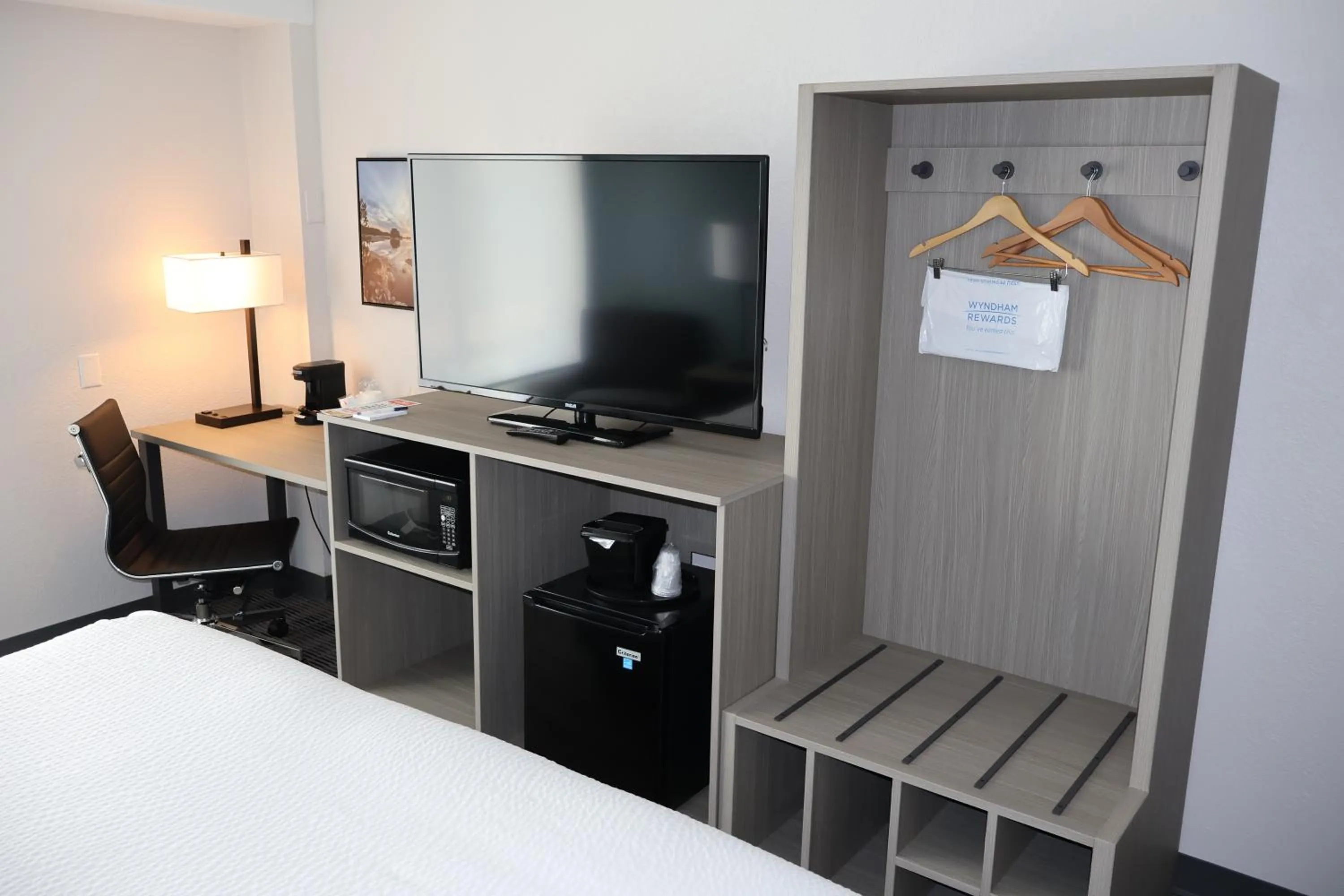 TV and multimedia, Bed in AmericInn by Wyndham Baxter Brainerd