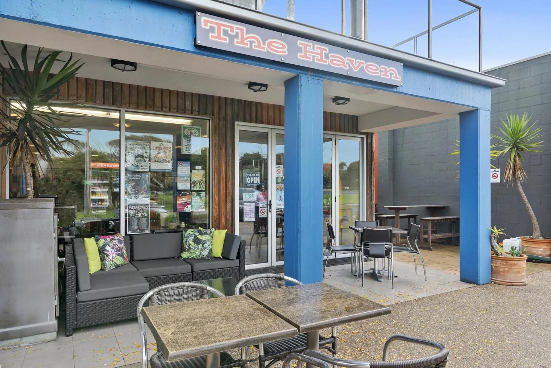 Lounge or bar in The Island Accommodation