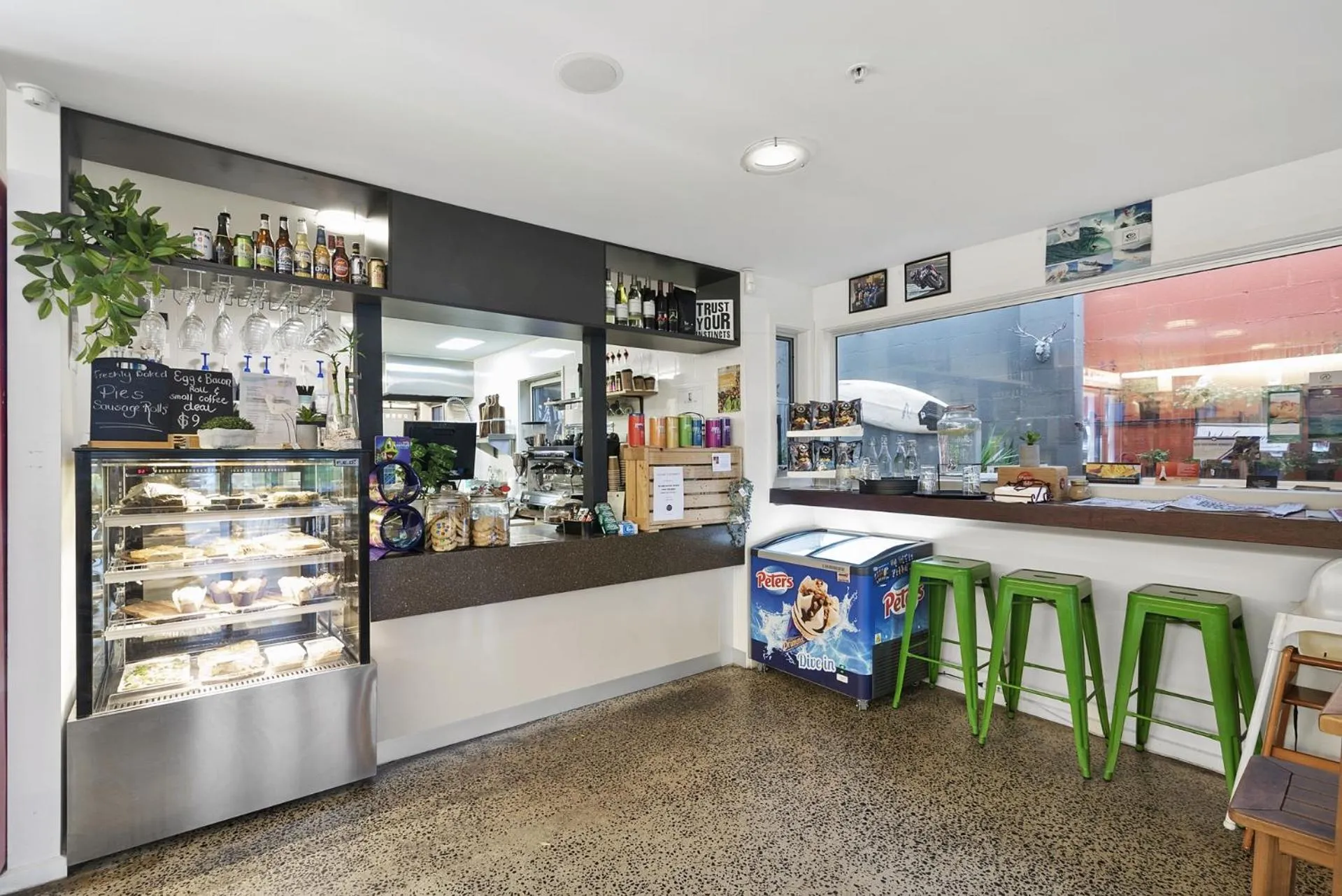 Restaurant/places to eat in The Island Accommodation