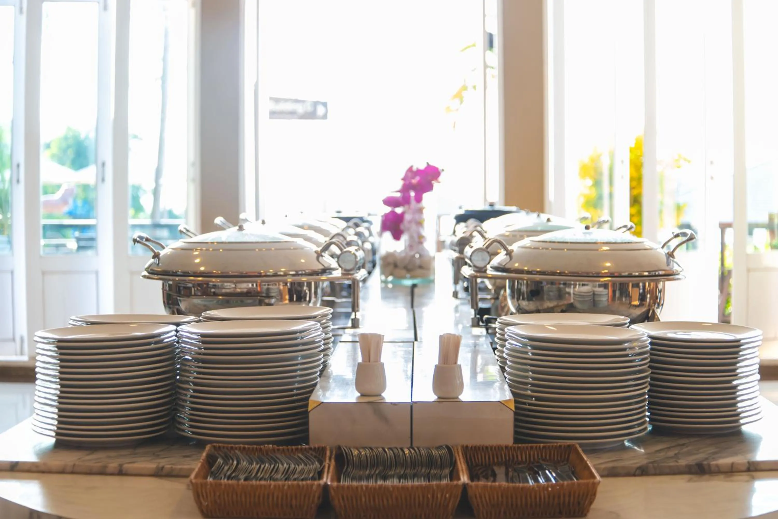 Restaurant/places to eat in Royal Phala Cliff Beach Resort