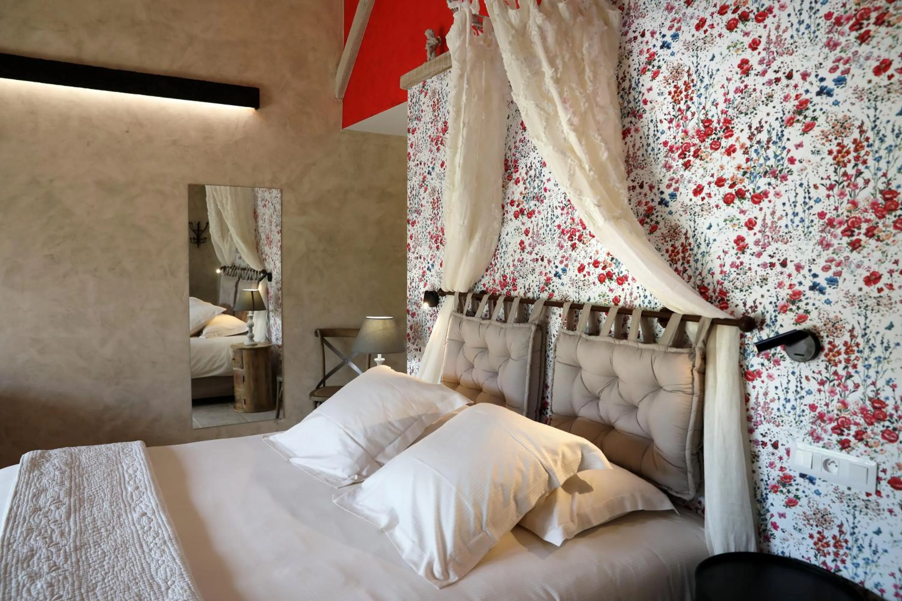 Bed in Hôtel-Spa Le Saint Cirq