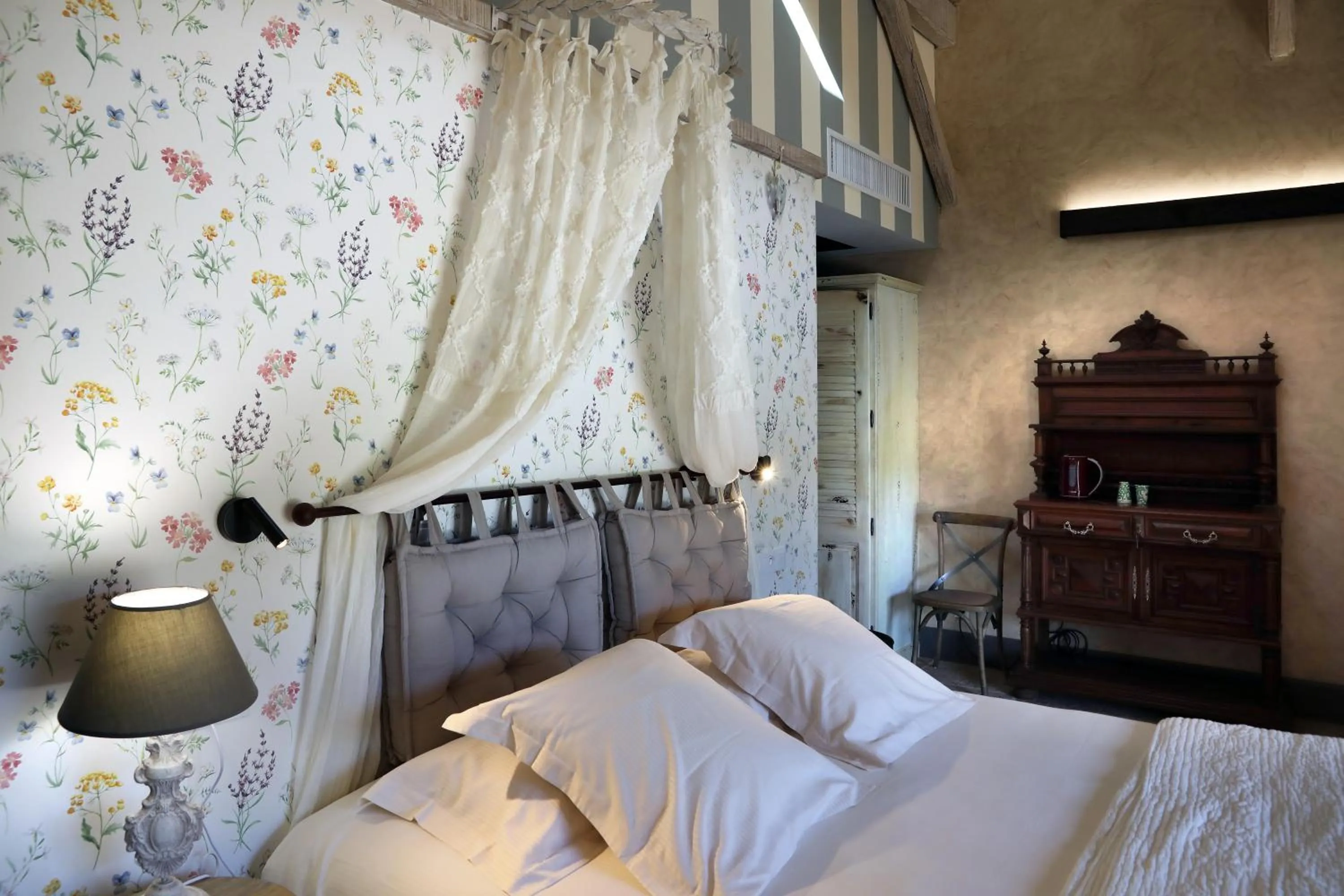 Bed in Hôtel-Spa Le Saint Cirq