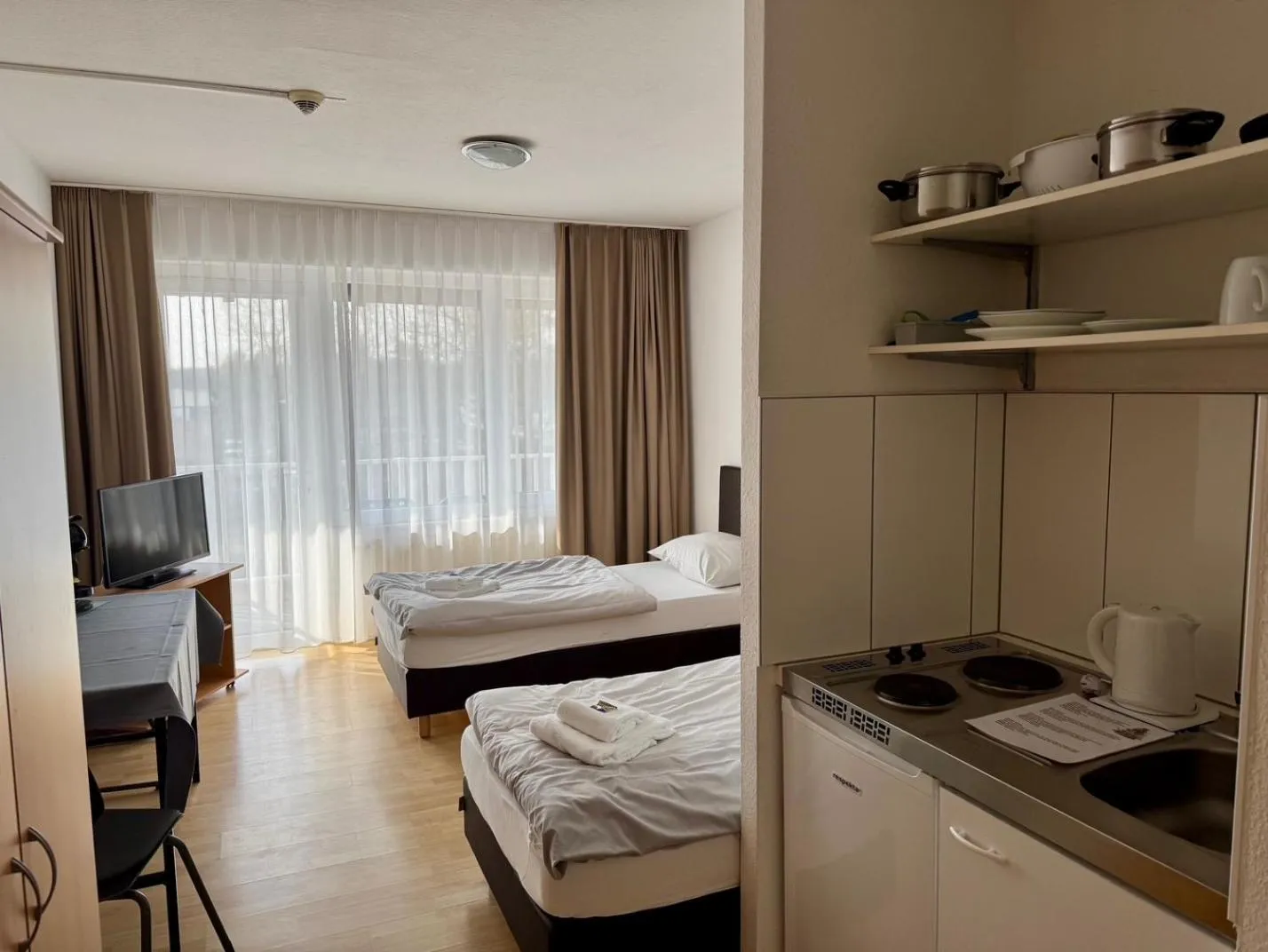 Kitchen or kitchenette, Bed in Gästehaus Haßloch/Pfalz