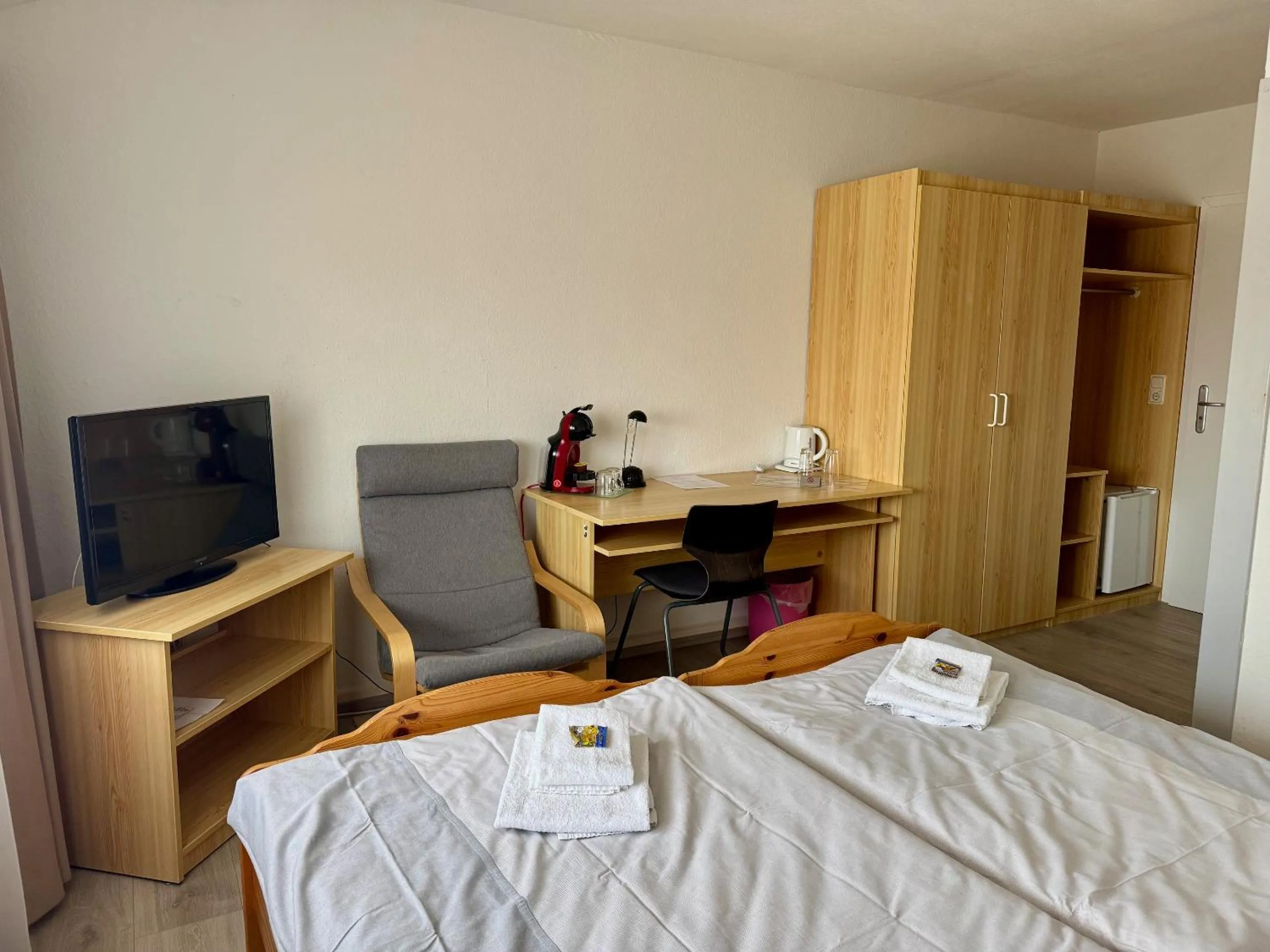 Photo of the whole room, Bed in Gästehaus Haßloch/Pfalz